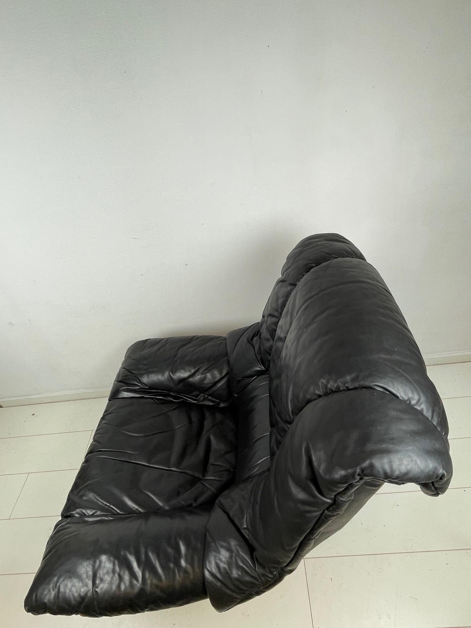 Vintage Italian Black Leather Swivel Chair, Unique Italian Design, Mid-Century For Sale 9