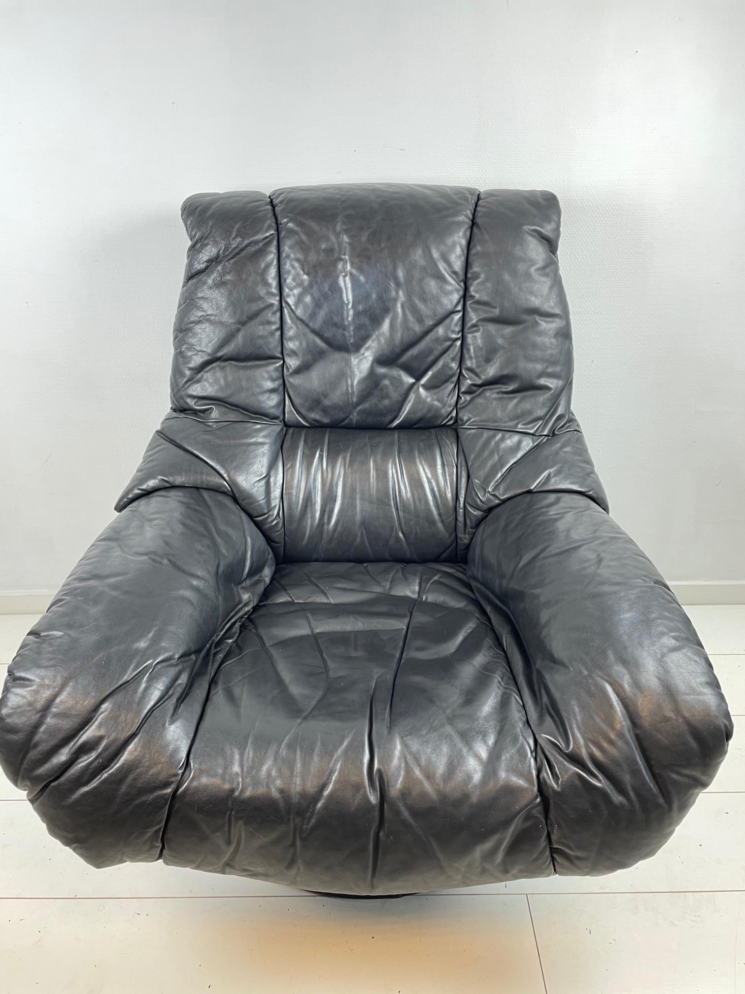 Absolutely the most relaxed chair ever! This Swivel chair is not only a lust for the eye, but also a must have for everybody who loves to relax in the best way possible. Made of black leather the chair looks great and sits as great. The chair is