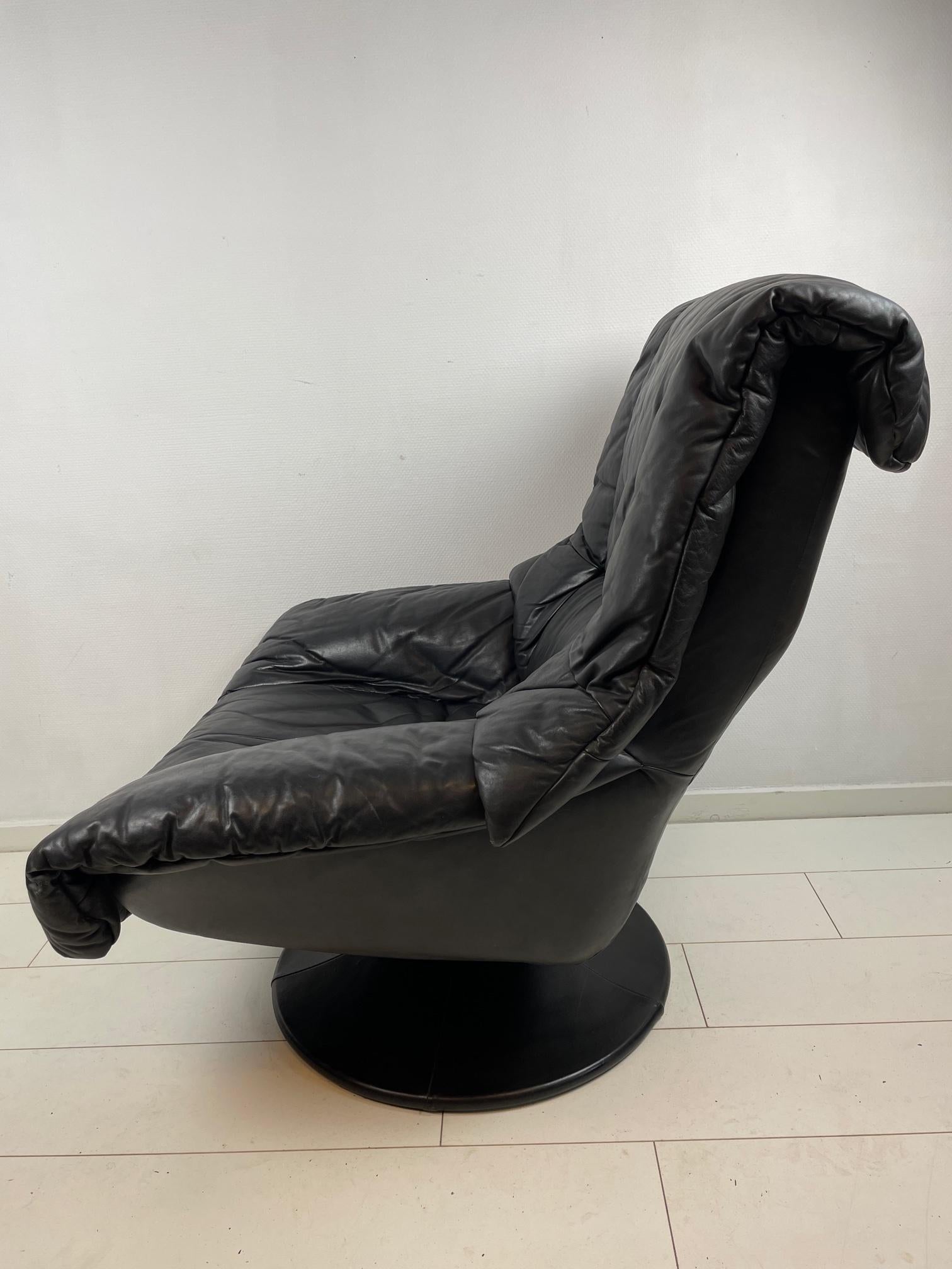 Vintage Italian Black Leather Swivel Chair, Unique Italian Design, Mid-Century In Good Condition For Sale In ROTTERDAM, ZH