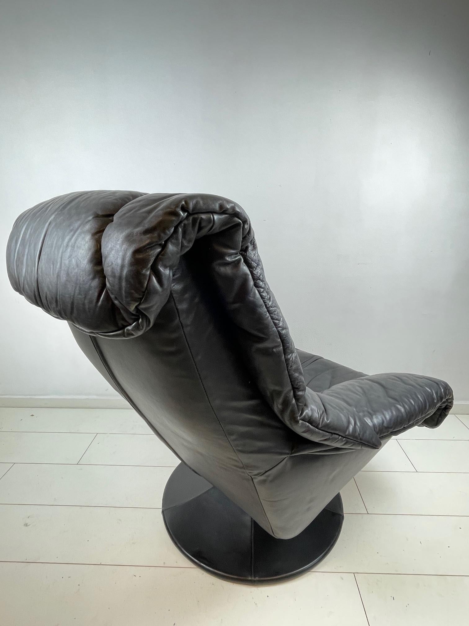Vintage Italian Black Leather Swivel Chair, Unique Italian Design, Mid-Century For Sale 3