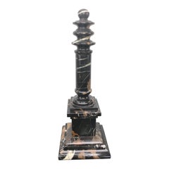 Columna italiana vintage de mármol negro