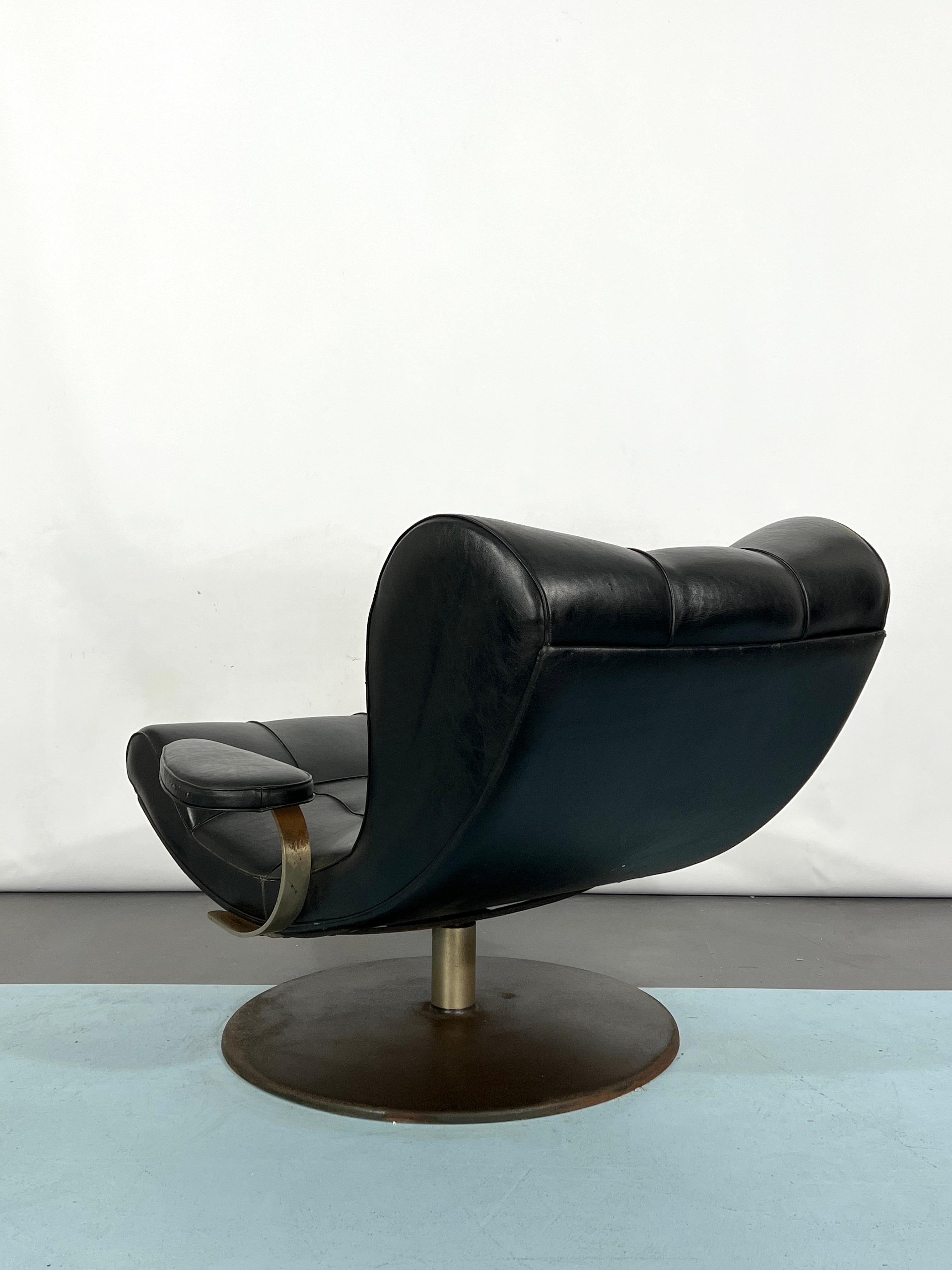 Vintage Italian Black Swivel Armchair from 60s In Good Condition For Sale In Catania, CT