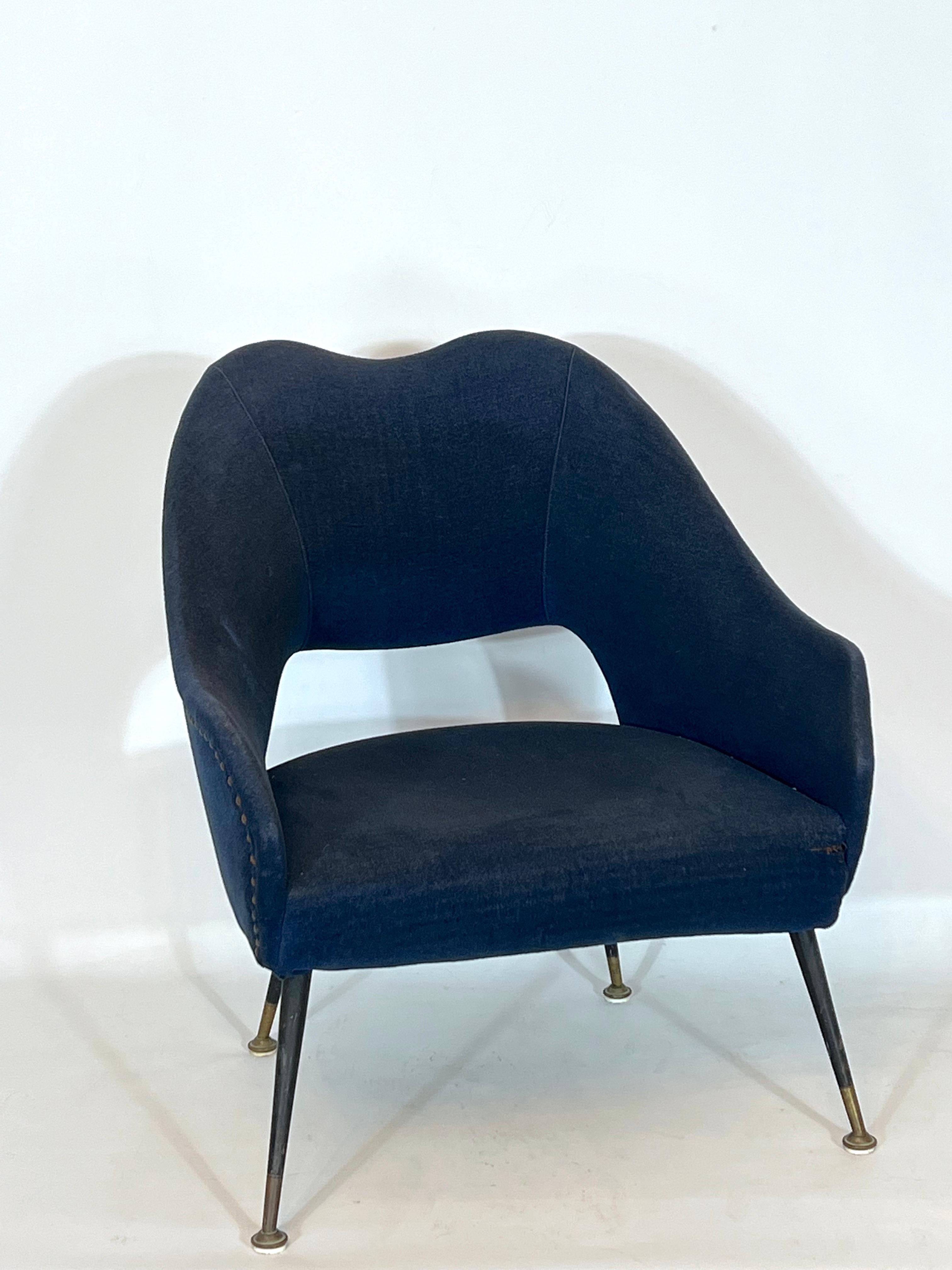 Bon état d'origine vintage avec quelques défauts sur le tissu pour ce fauteuil produit en Italie dans les années 50. Pieds en laiton.