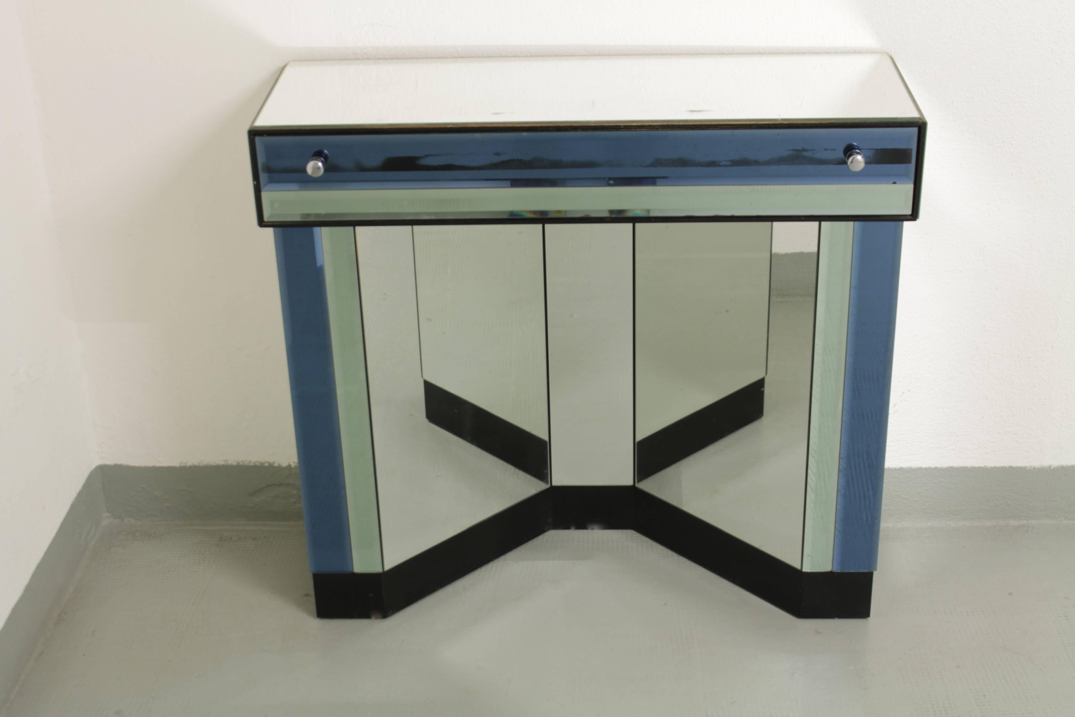 Vintage octagonal blue glass mirror and console from Italy, circa 1970s
Mirror in very good condition, the console presents fading traces on the glass
Can be separated.
Dimensions mirror: H 100 x W 70 x D 10 cm
Dimensions console: H 70 x W 70 x