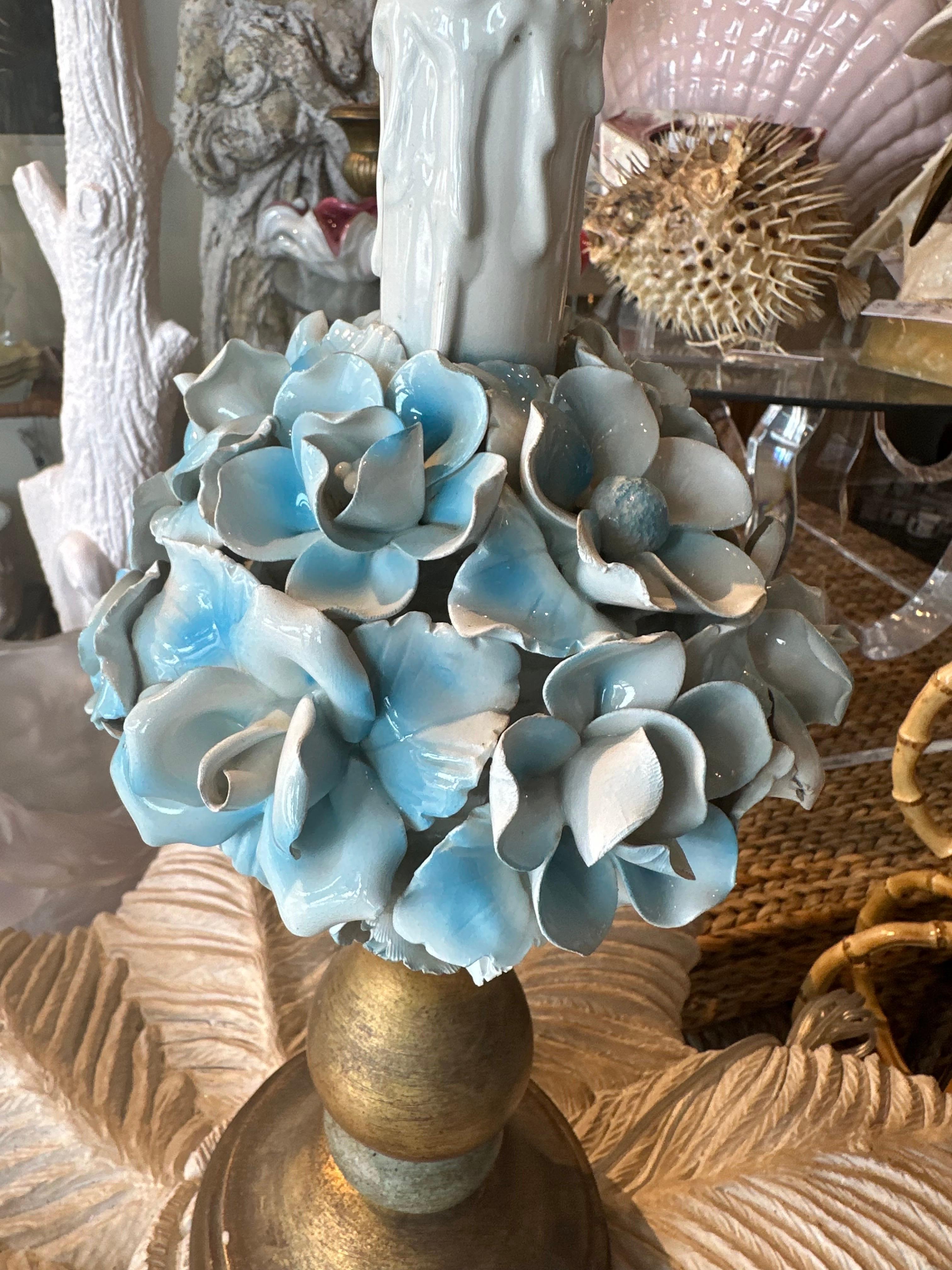 Italienische blau lackierte Vintage-Tischlampe aus Porzellan in Rosenform aus Porzellan  (Mitte des 20. Jahrhunderts) im Angebot
