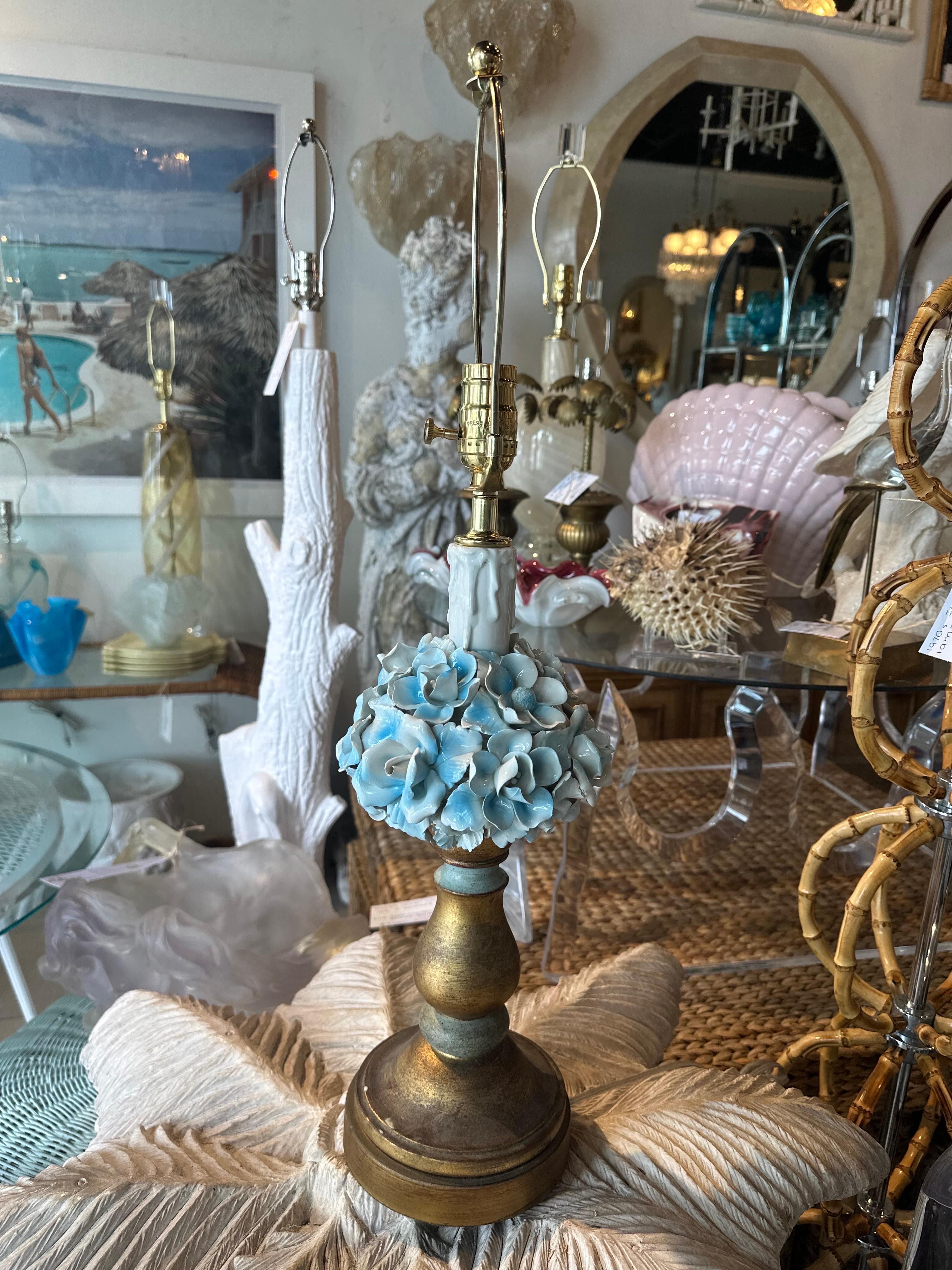 Italienische blau lackierte Vintage-Tischlampe aus Porzellan in Rosenform aus Porzellan  im Angebot 3