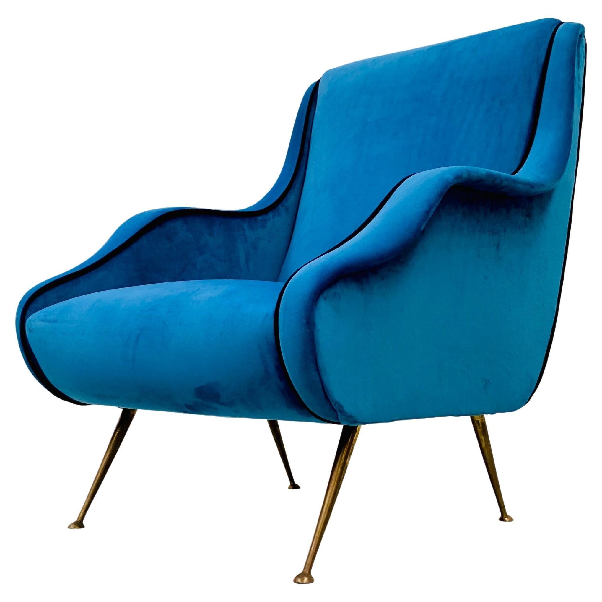 Italienischer blauer Vintage-Sessel aus Samt mit Messingbeinen von Carlo de Carli, 1950er Jahre (Moderne der Mitte des Jahrhunderts) im Angebot