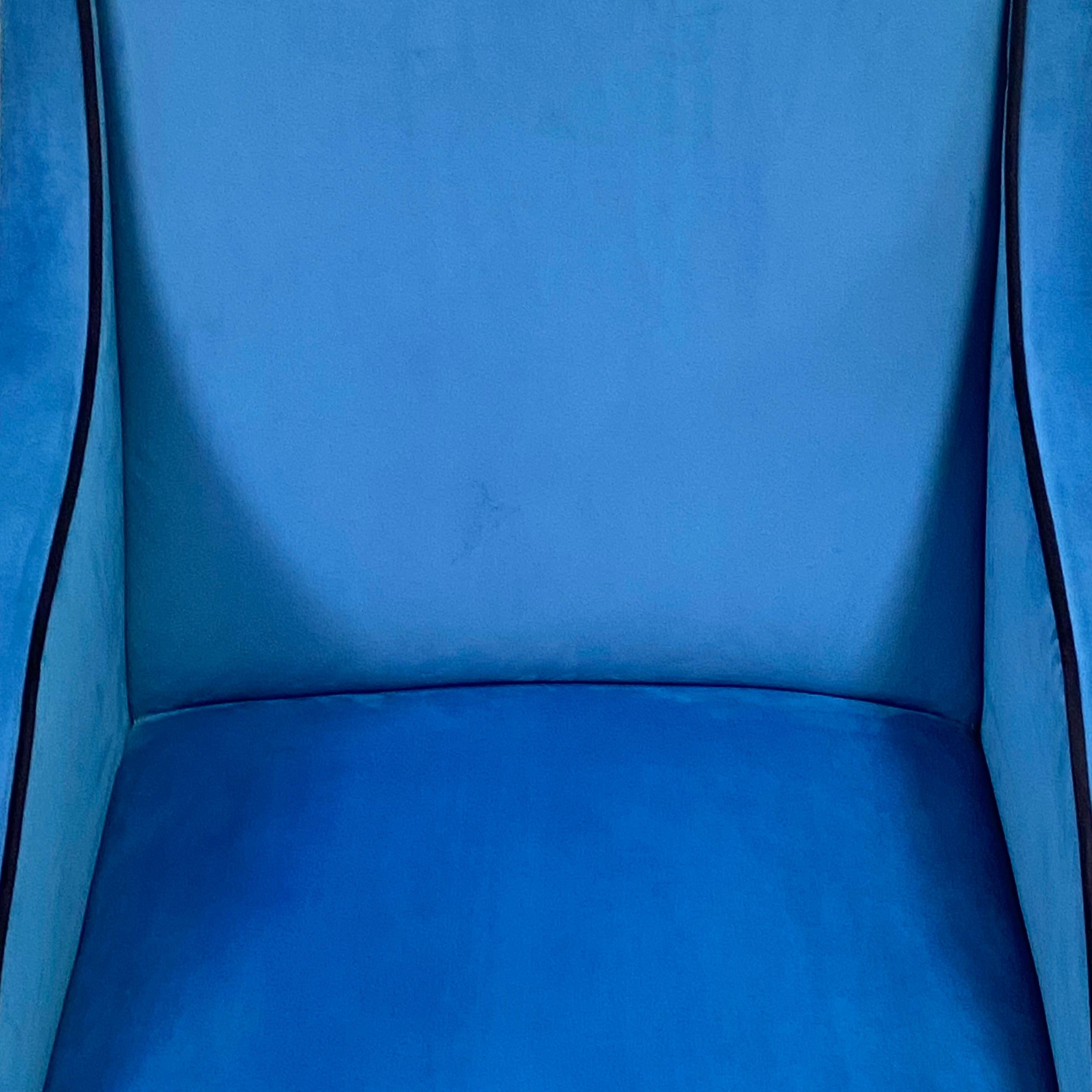 Italienischer blauer Vintage-Sessel aus Samt mit Messingbeinen von Carlo de Carli, 1950er Jahre (20. Jahrhundert) im Angebot