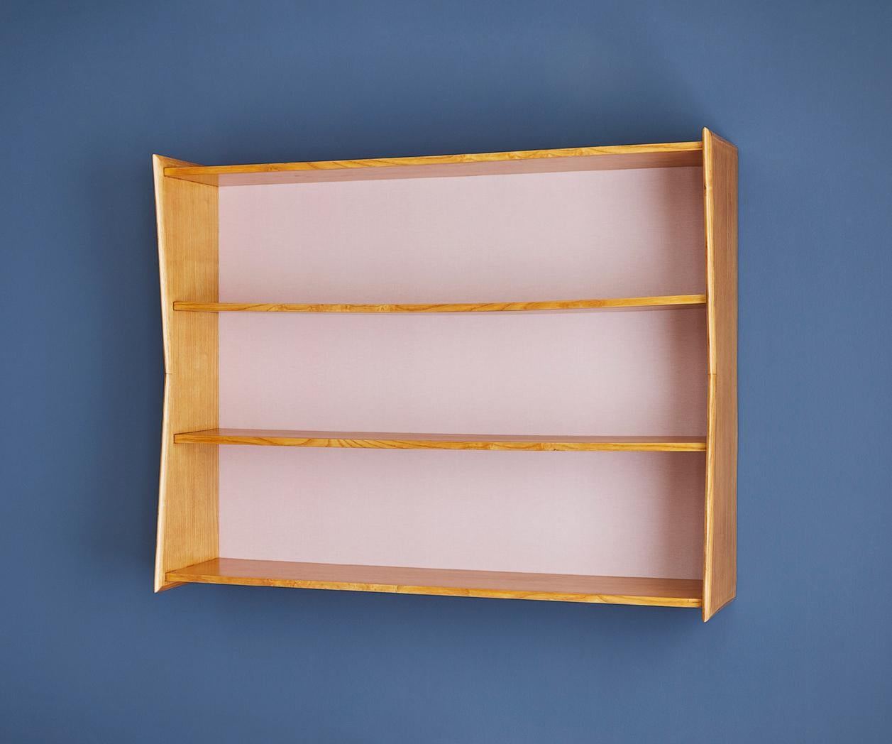 Italy, 1950s

Bookshelf in maple with pink textile.

Measures: H 78 x W 106 x D 25 cm.