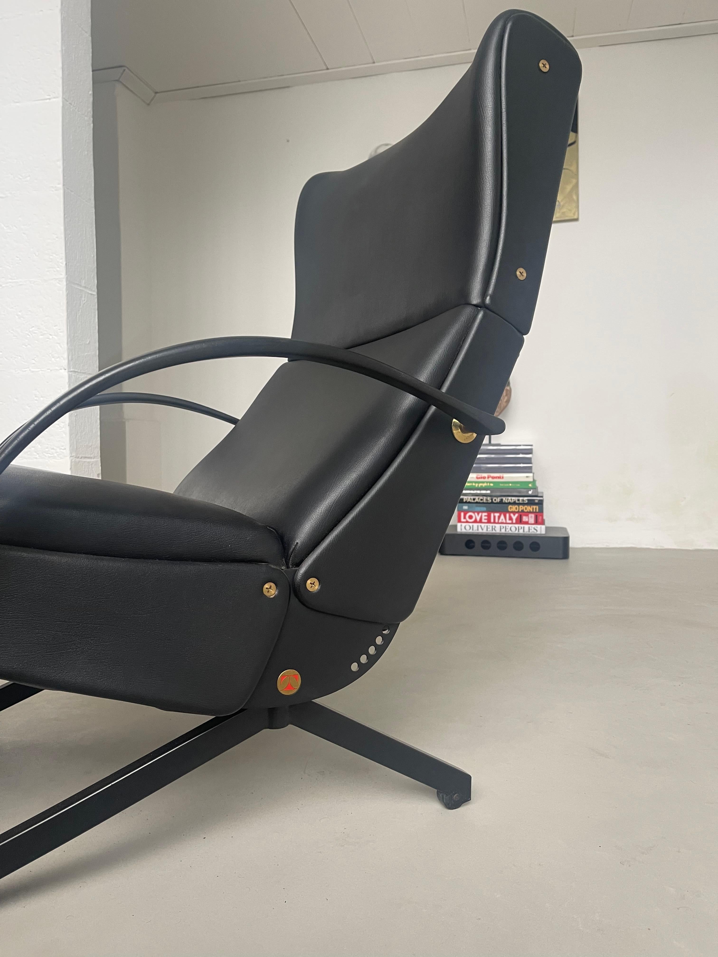 Silla reclinable italiana vintage Borsani P40, cuero negro original en venta 4