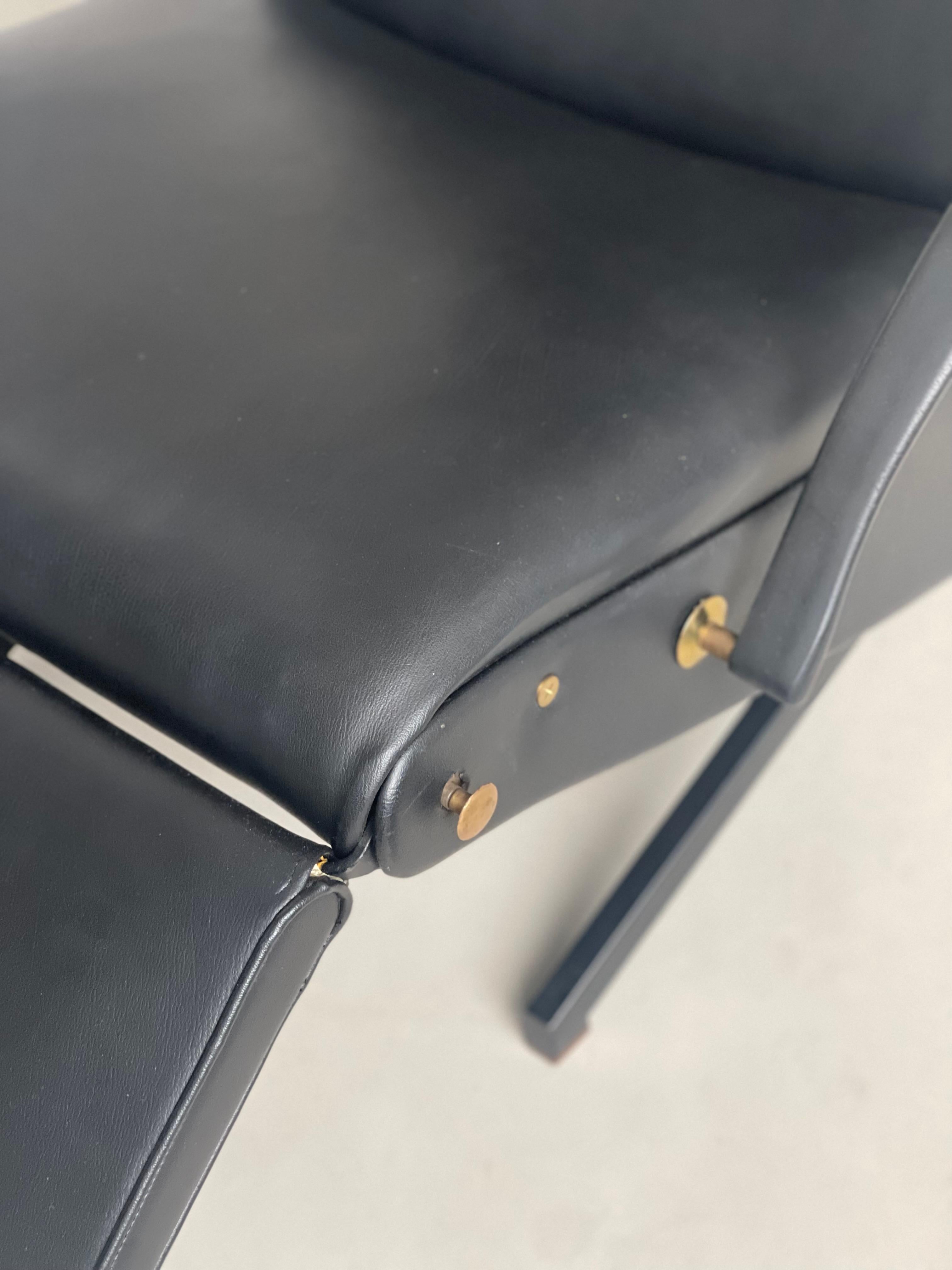 Silla reclinable italiana vintage Borsani P40, cuero negro original en venta 9