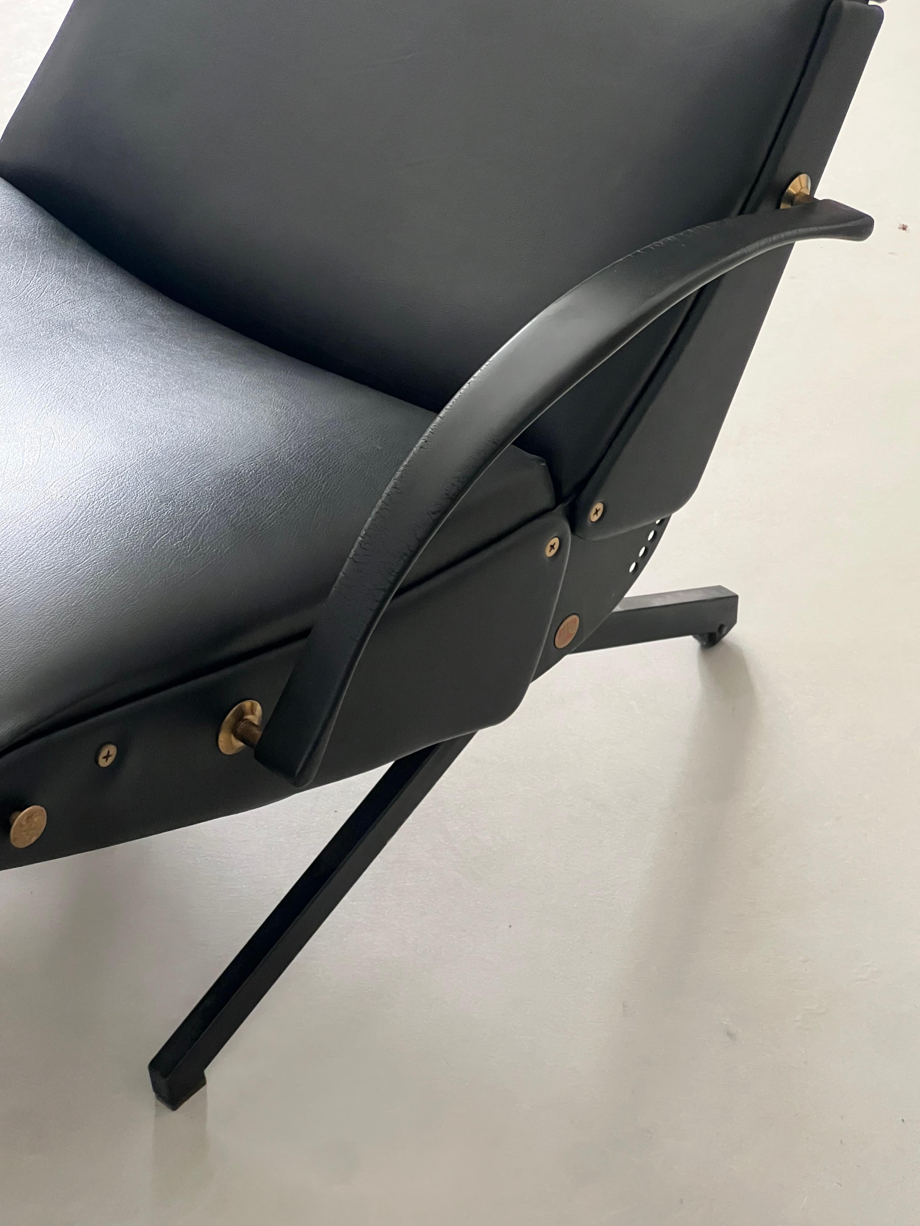 Sedia da salotto reclinabile Borsani P40 d'epoca, originale in pelle nera In condizioni buone in vendita a Milano, IT