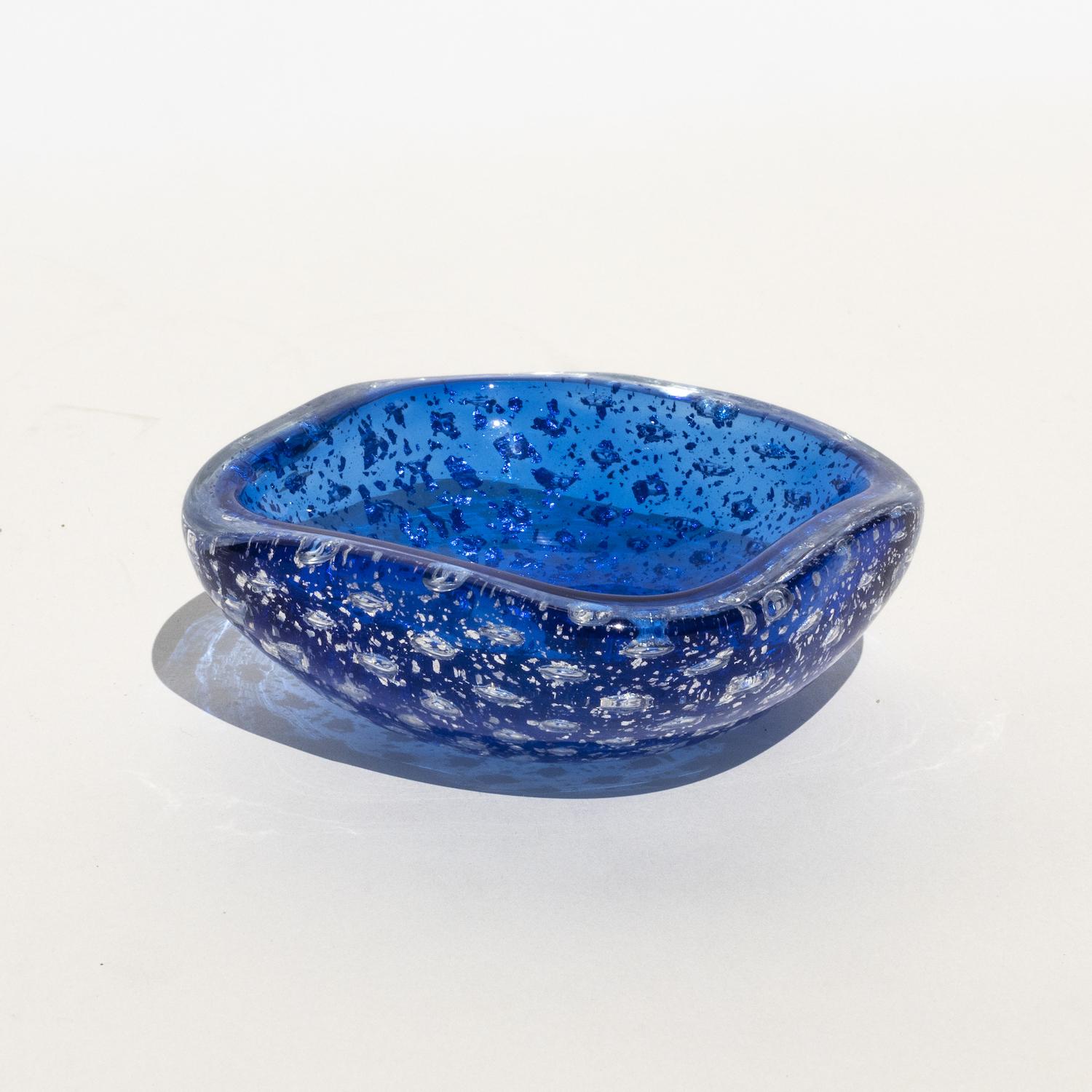 Mid-Century Modern Vintage Italian Bowl from the 60s in Blue Murano Glass with Silver Metal Flakes For Sale