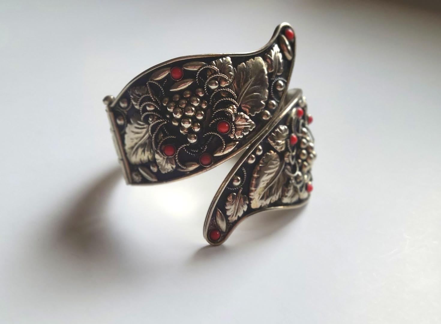 Introducing a breathtaking vintage Italian cuff bracelet with an Etruscan style that is estimated to be from the 1940s-1960s era. With approximately 6 3/4