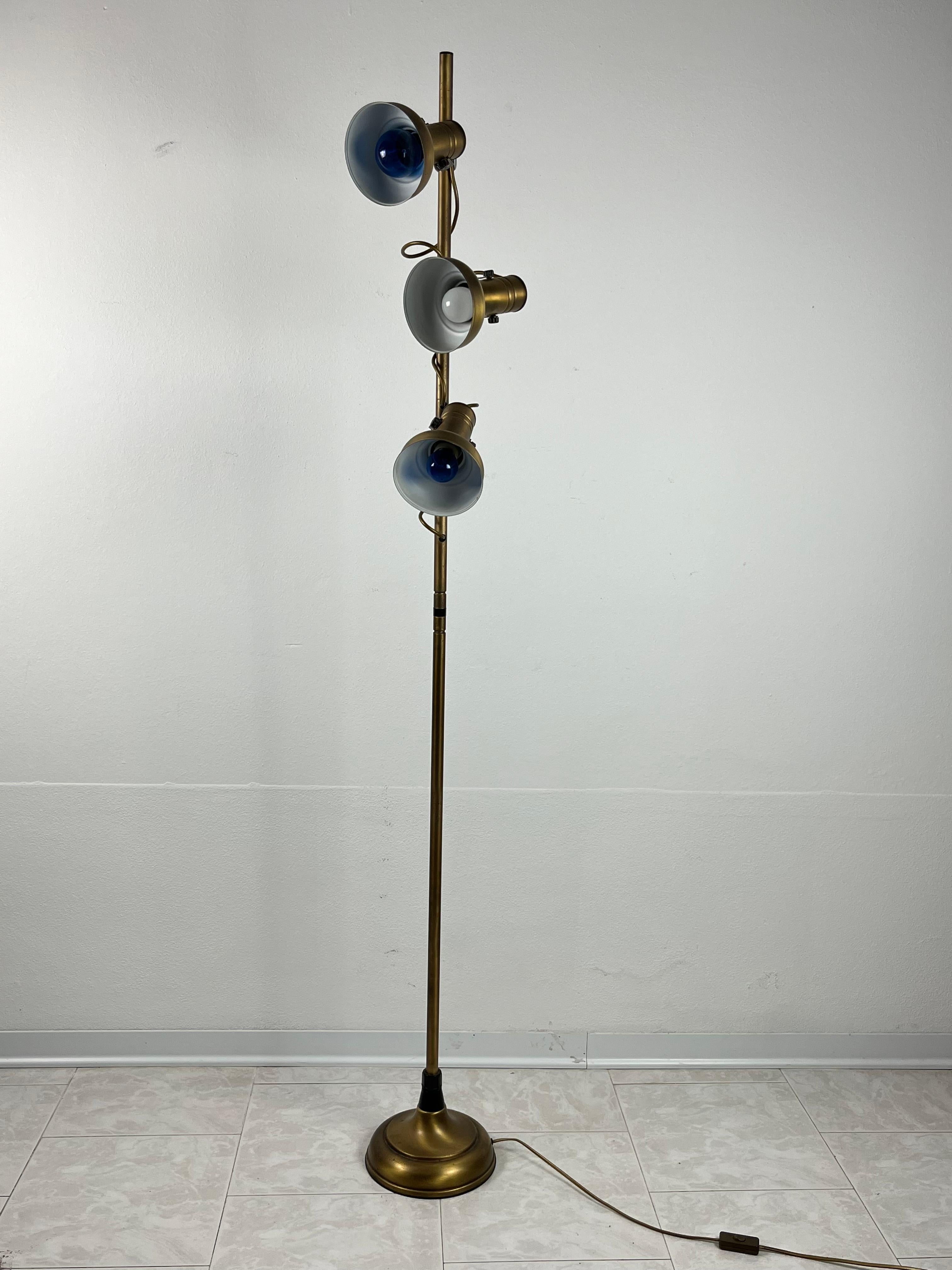 Vintage Italian brass and aluminum floor lamp, 1970s
Found in a lawyer's office. Intact and functional, small signs of ageing.