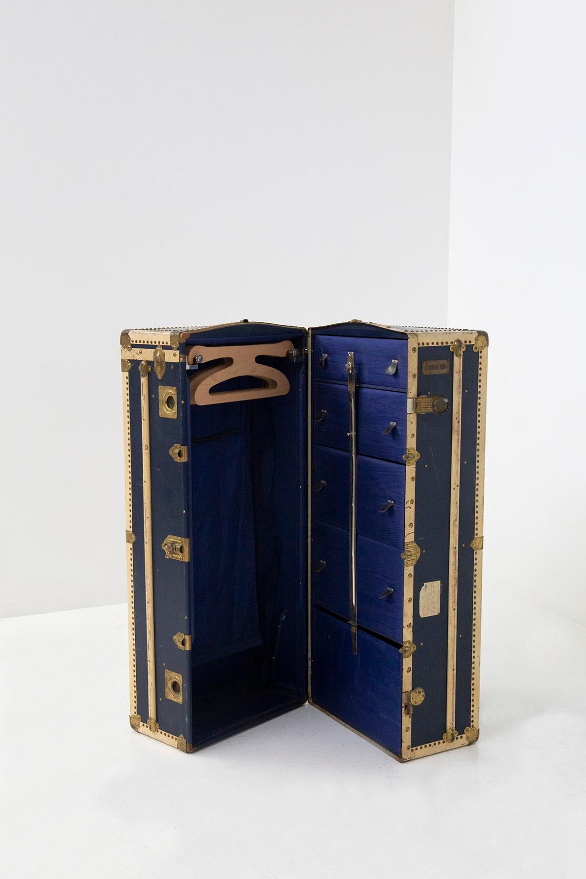 Elegant travel case from the Italian 1950s. the trunk is in excellent condition and is made of blue tanned leather and beige leather inserts. Applied in the trunk we find brass inserts and decoration. The trunk features the nameplate of its previous