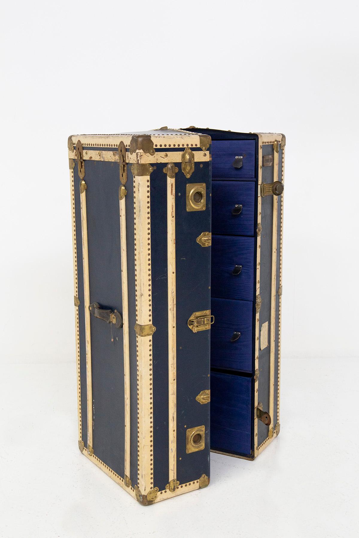 Vieille armoire de voyage italienne en laiton et cuir bleu de Claudia Mori Bon état - En vente à Milano, IT