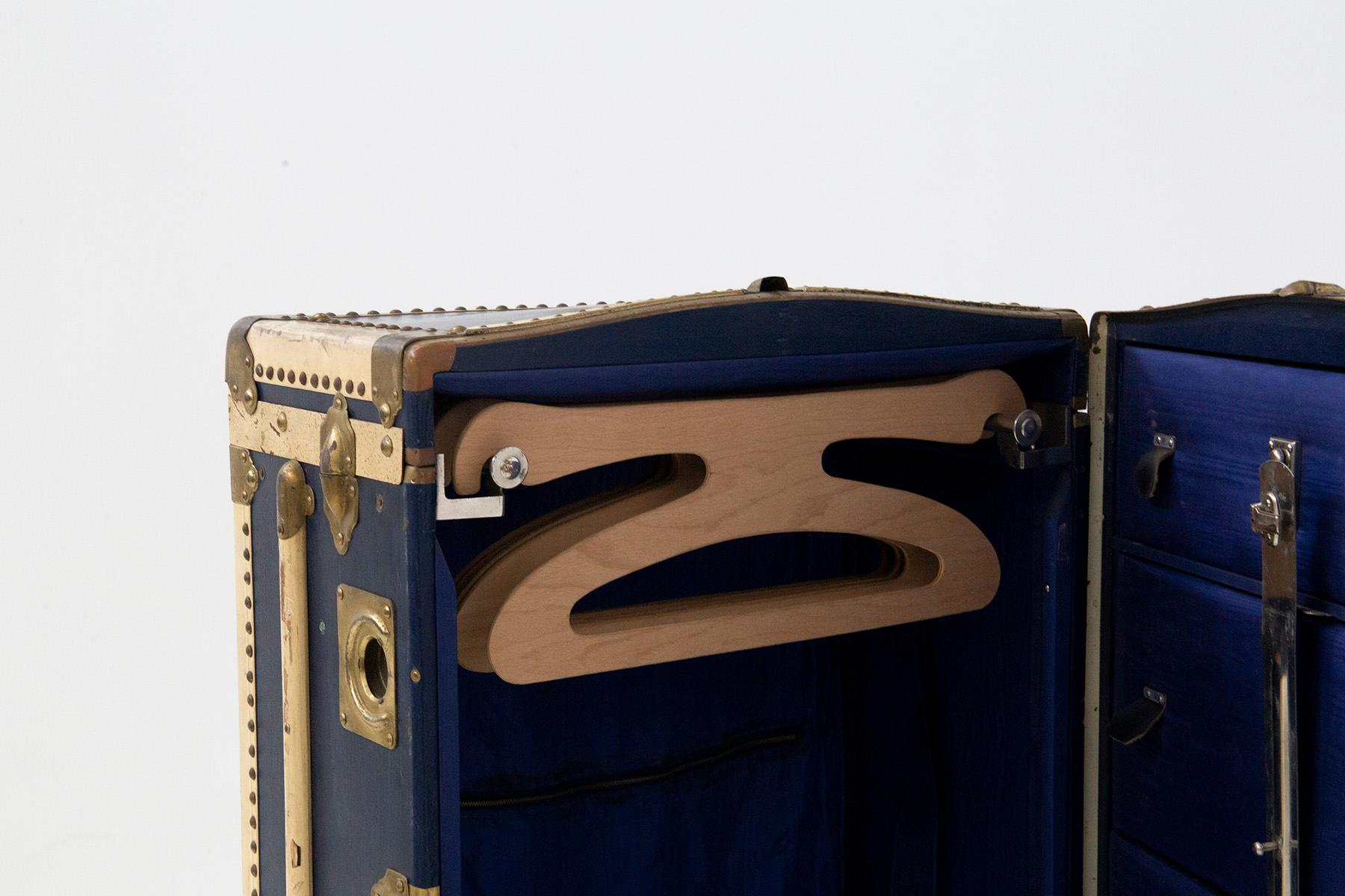 Vieille armoire de voyage italienne en laiton et cuir bleu de Claudia Mori Unisexe en vente