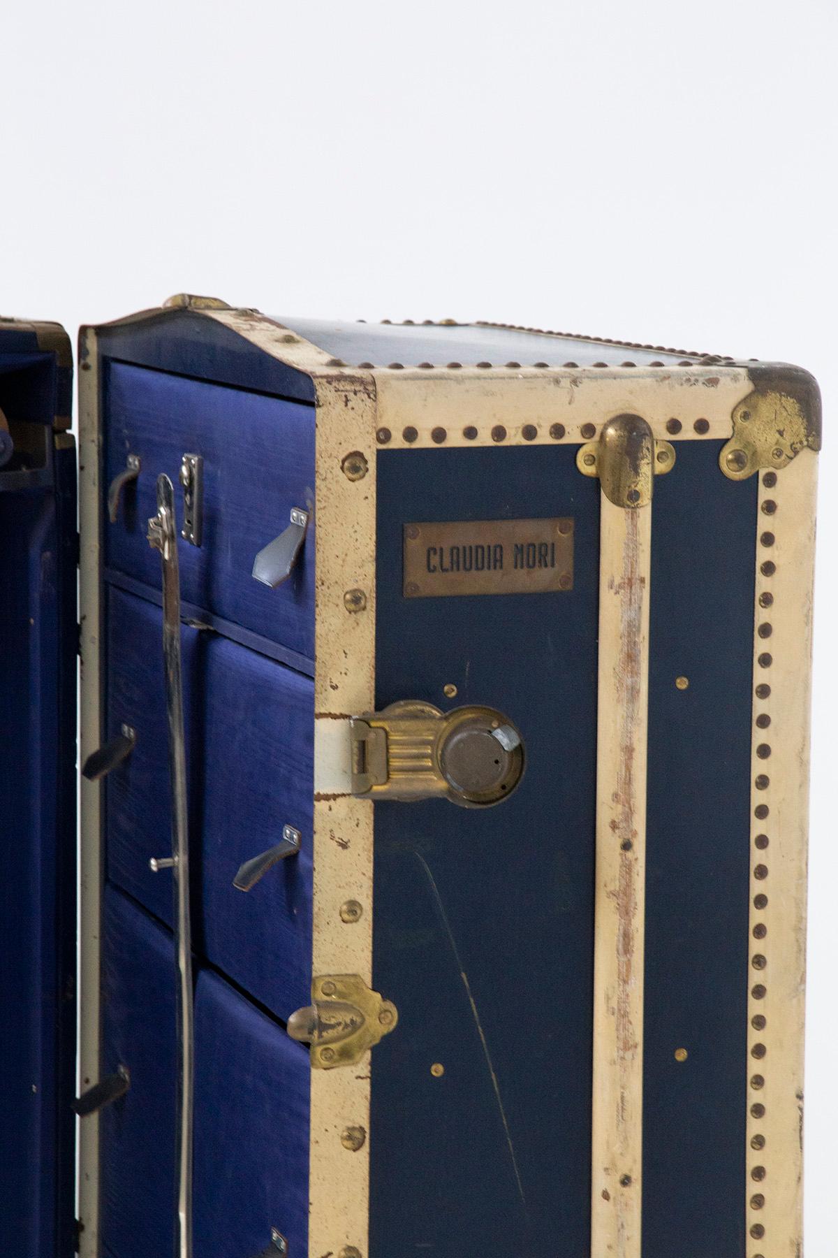Vieille armoire de voyage italienne en laiton et cuir bleu de Claudia Mori en vente 1