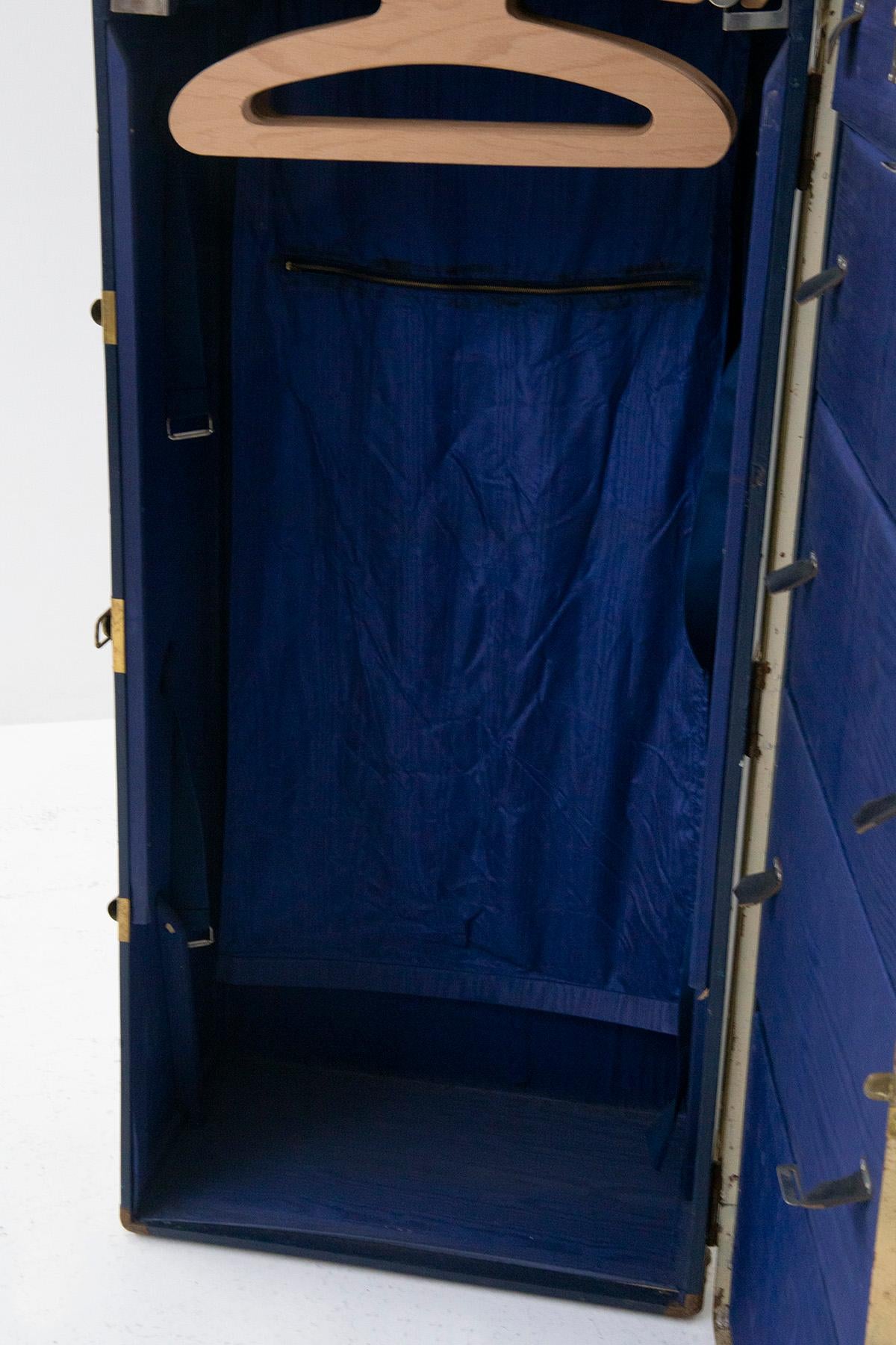 Vieille armoire de voyage italienne en laiton et cuir bleu de Claudia Mori en vente 2