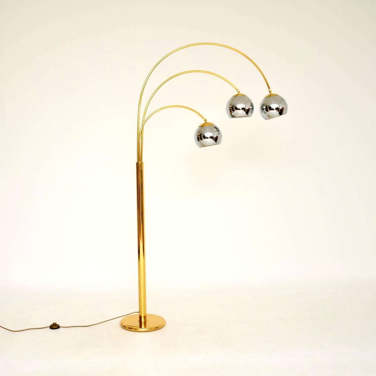 Una splendida lampada da terra ad arco vintage in ottone e cromo, risalente agli anni '70.

È di qualità eccezionale, con un design elegante e utile. La struttura in ottone poggia su una base rotonda, mentre i bracci della lampada sono tre e possono