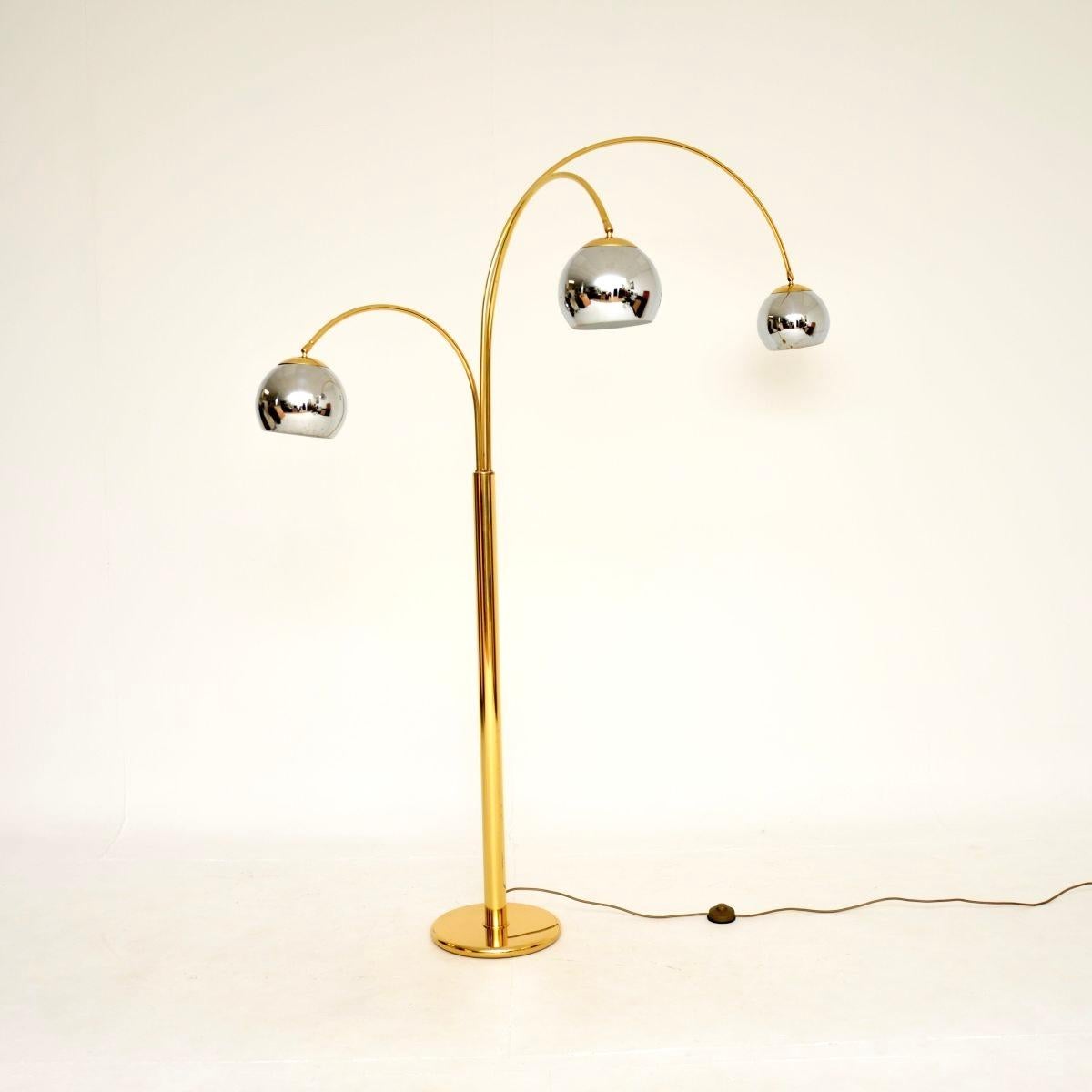 Mid-Century moderno Lampada da terra ad arco in ottone e cromo Vintage Italian Lamp in vendita