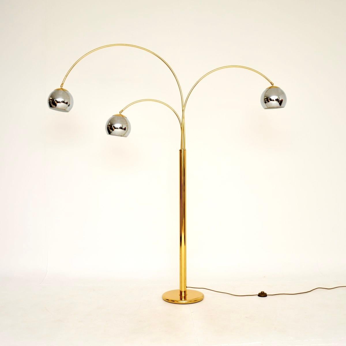 Italiano Lampada da terra ad arco in ottone e cromo Vintage Italian Lamp in vendita