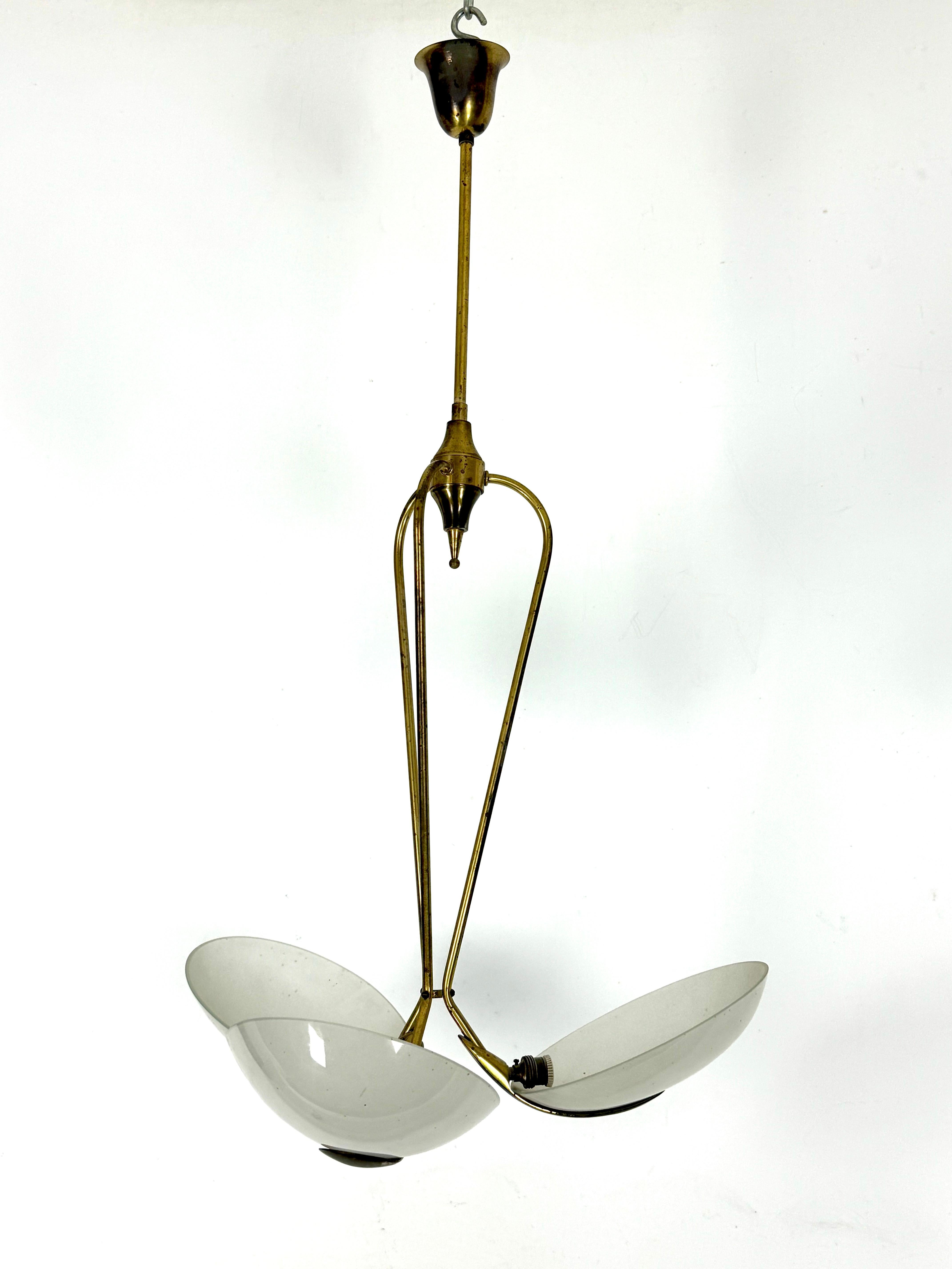 Vintage Italian brass and curved glass chandelier from 1950s In Good Condition For Sale In Catania, CT