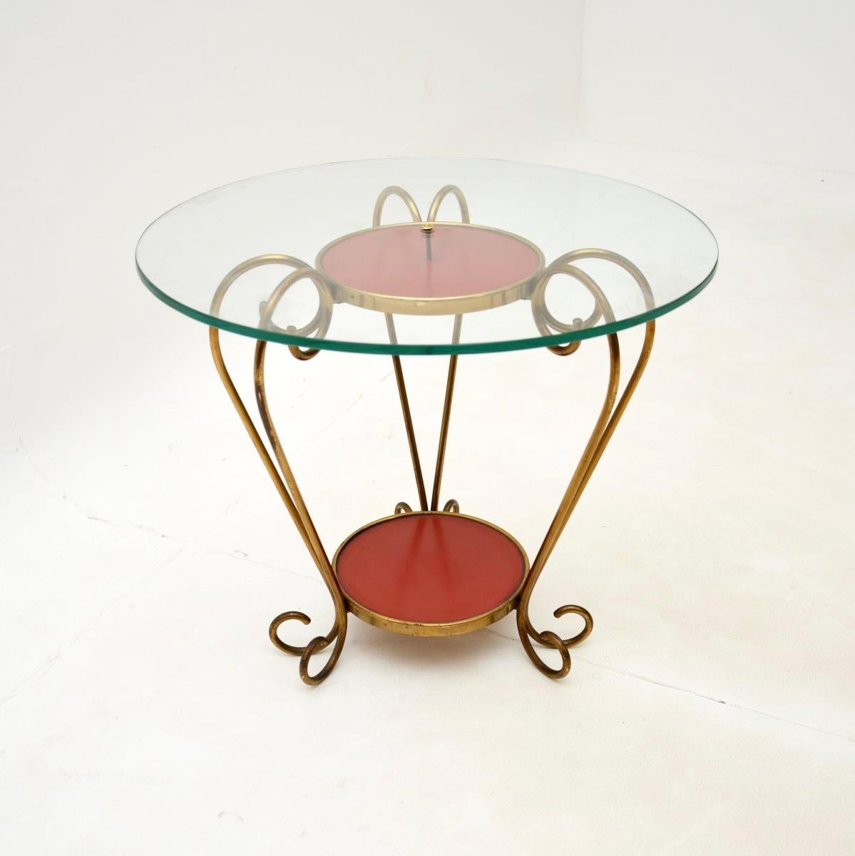 Une table basse / table d'appoint italienne vintage en laiton et verre, élégante et extrêmement bien faite. Récemment importé d'Italie, il date des années 1950.

Il est d'une superbe qualité, d'une belle taille et magnifiquement conçu. Le cadre en