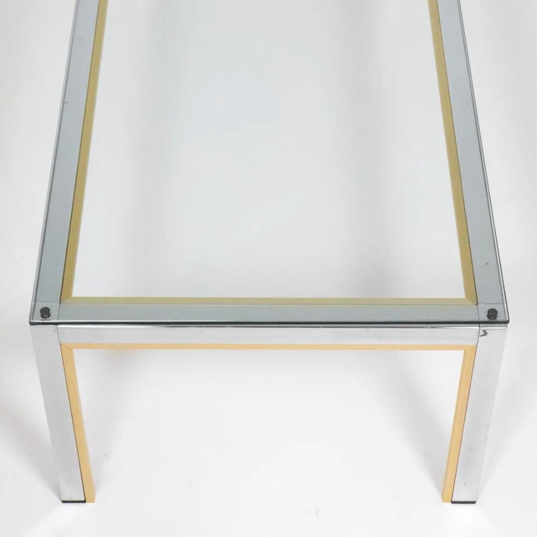 Esta mesa de Renato Zevi muestra la atrevida elegancia del diseño italiano de los años setenta. Con un marco de latón con detalles cromados, aporta un toque de glamour tanto a los interiores modernos como a los eclécticos. Tamaño versátil para usar