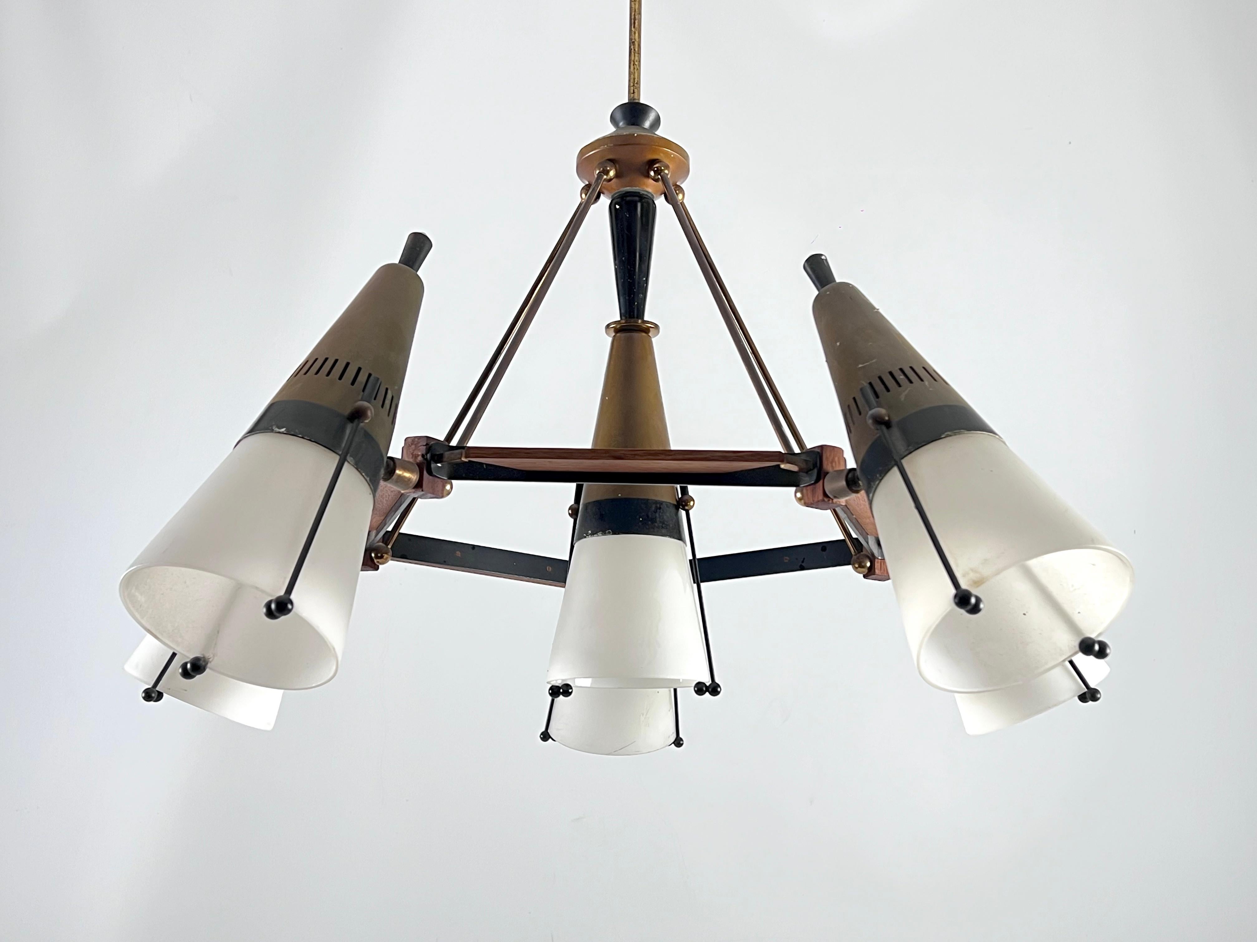 Fair original vintage condition with trace of age and use for this rare Stilnovo chandelier produced in Italy during the 50s. Made from wood, lacquered metal, brass and opaline glass, it has got six orientable cones. Each cone mounts a socket for