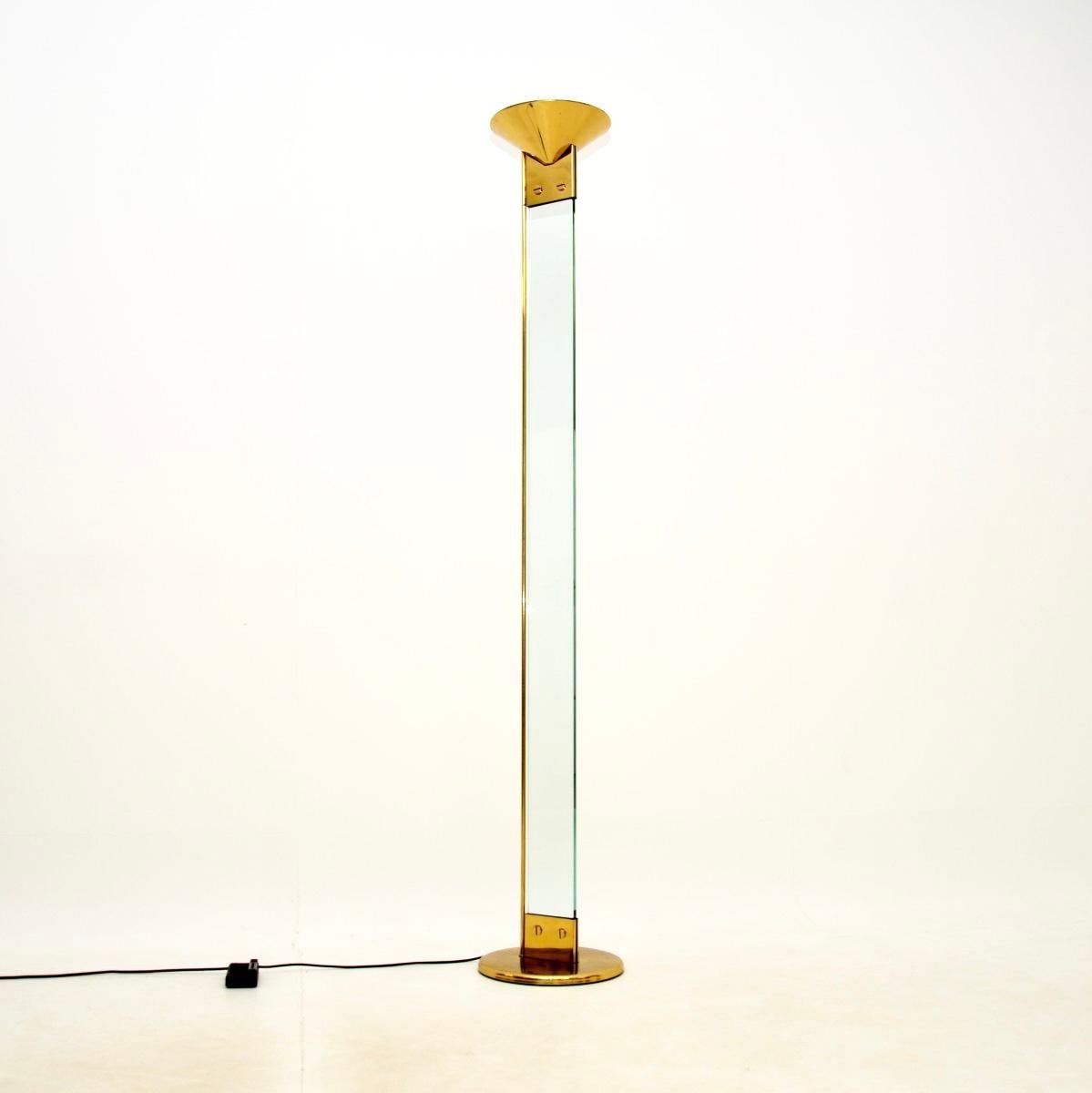 Una lámpara de pie italiana vintage de latón y cristal, extremadamente elegante y bien hecha, de Max Baguara para Lamperti. Fabricado en Italia, data de los años 70.

Es de una calidad excepcional y tiene un diseño fantástico. El marco está