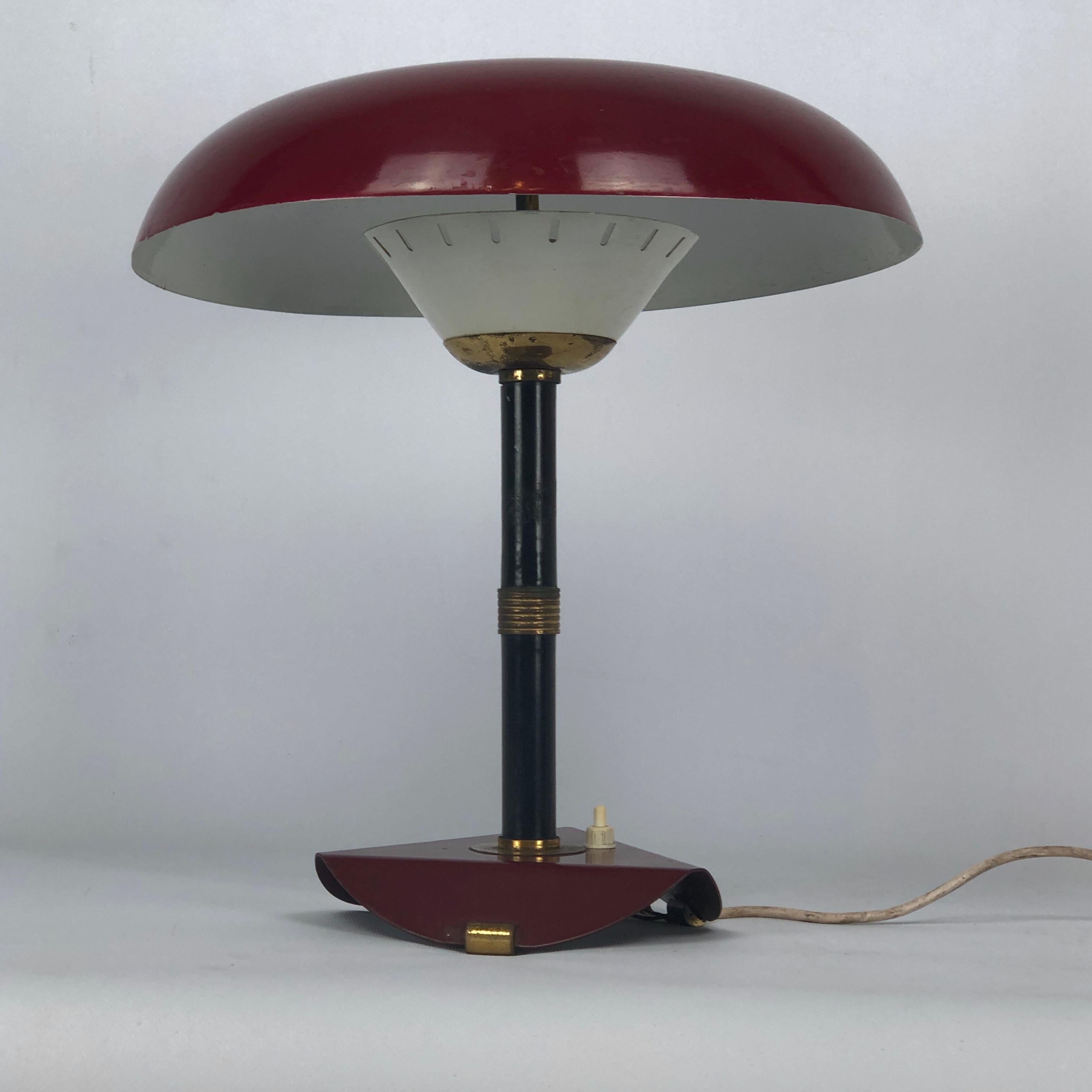 Vintage Italian Brass and Lacquer Table Lamp from 50s In Good Condition For Sale In Catania, CT