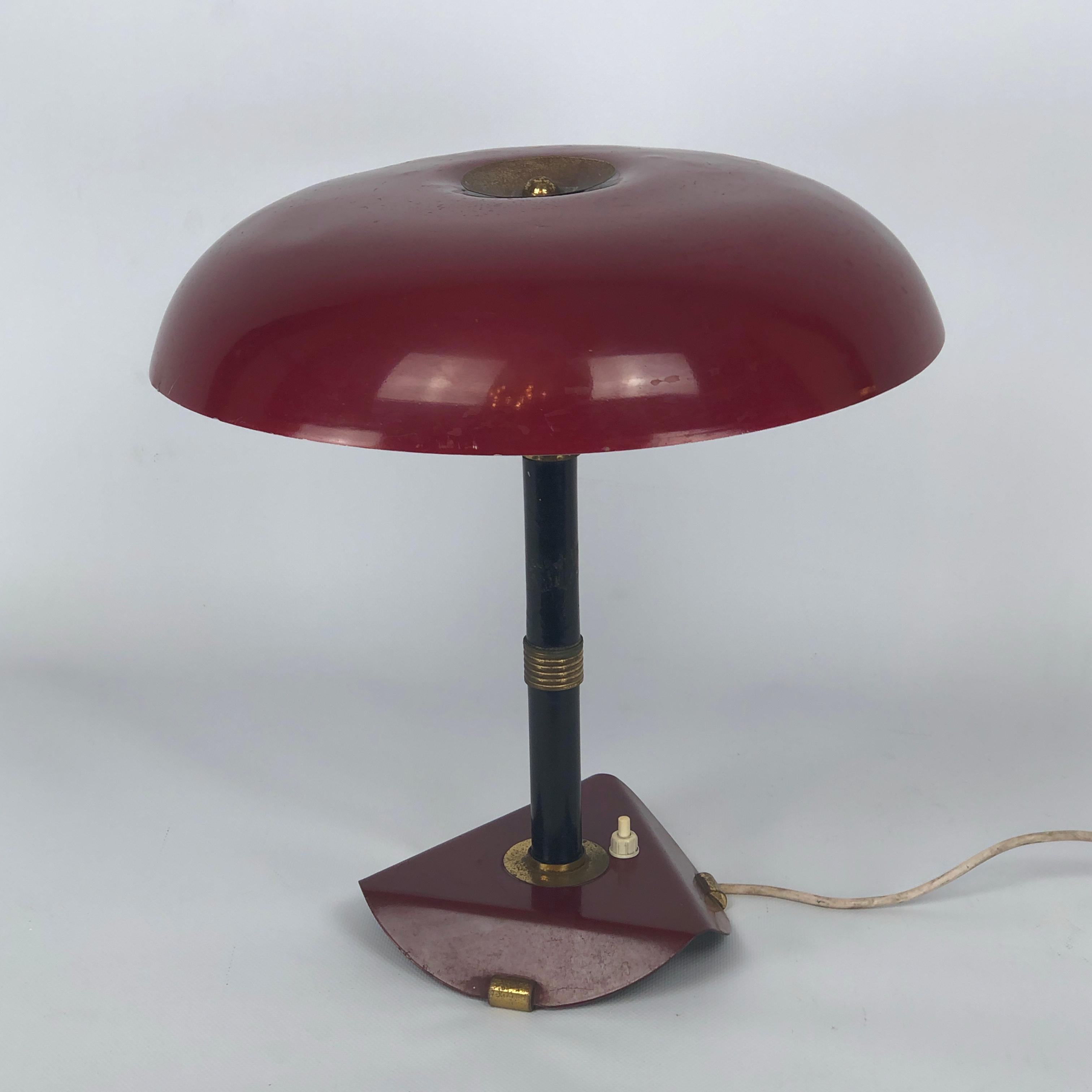 20ième siècle Lampe de bureau italienne vintage en laiton et laque, années 50 en vente