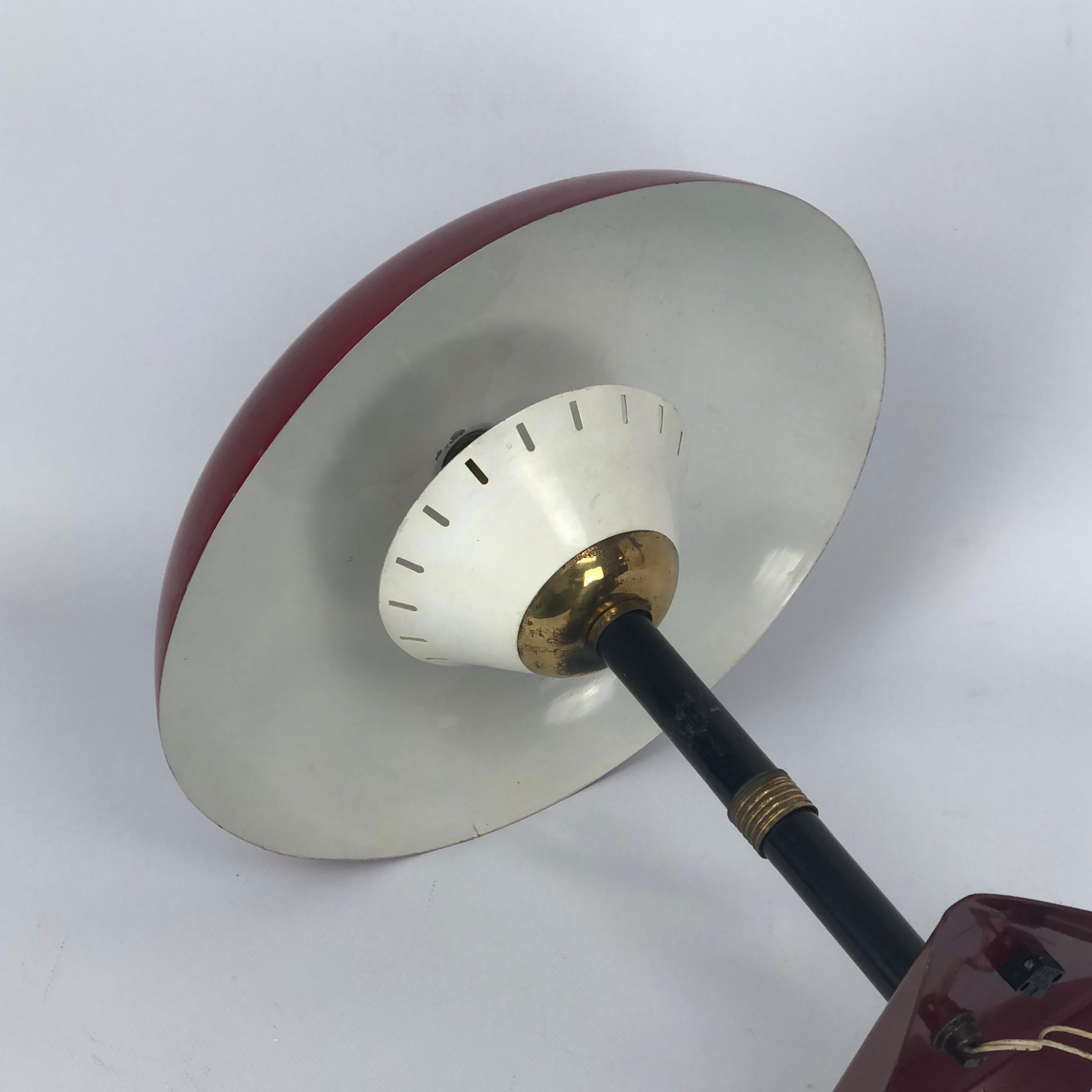 Laiton Lampe de bureau italienne vintage en laiton et laque, années 50 en vente