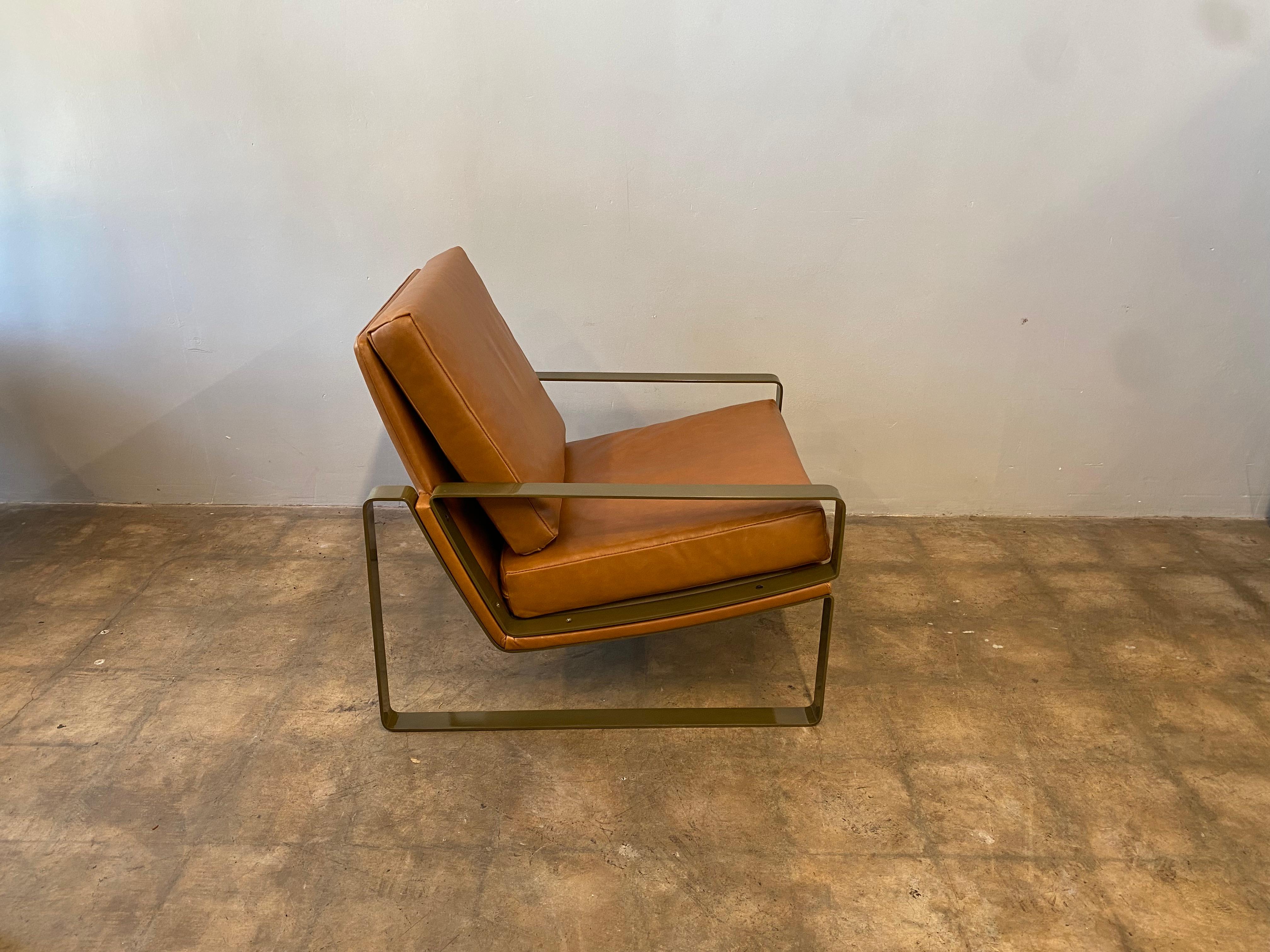 Paire de chaises longues italiennes vintage des années 1990. Ce modèle est doté d'un nouveau revêtement en cuir naturel et d'un revêtement en poudre de laiton transparent. Base et accoudoirs uniques en forme géométrique détachée. En parfait état,