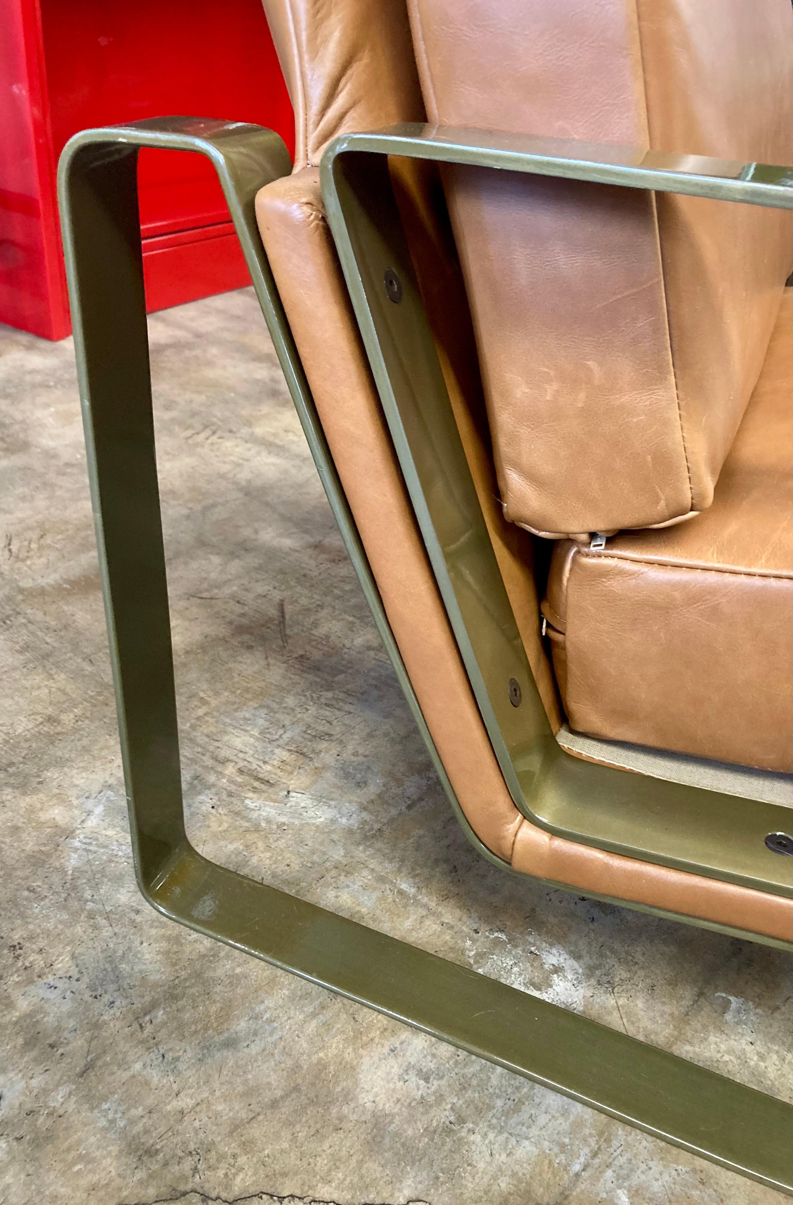 Acier Paire de fauteuils italiens vintage en laiton et cuir en vente