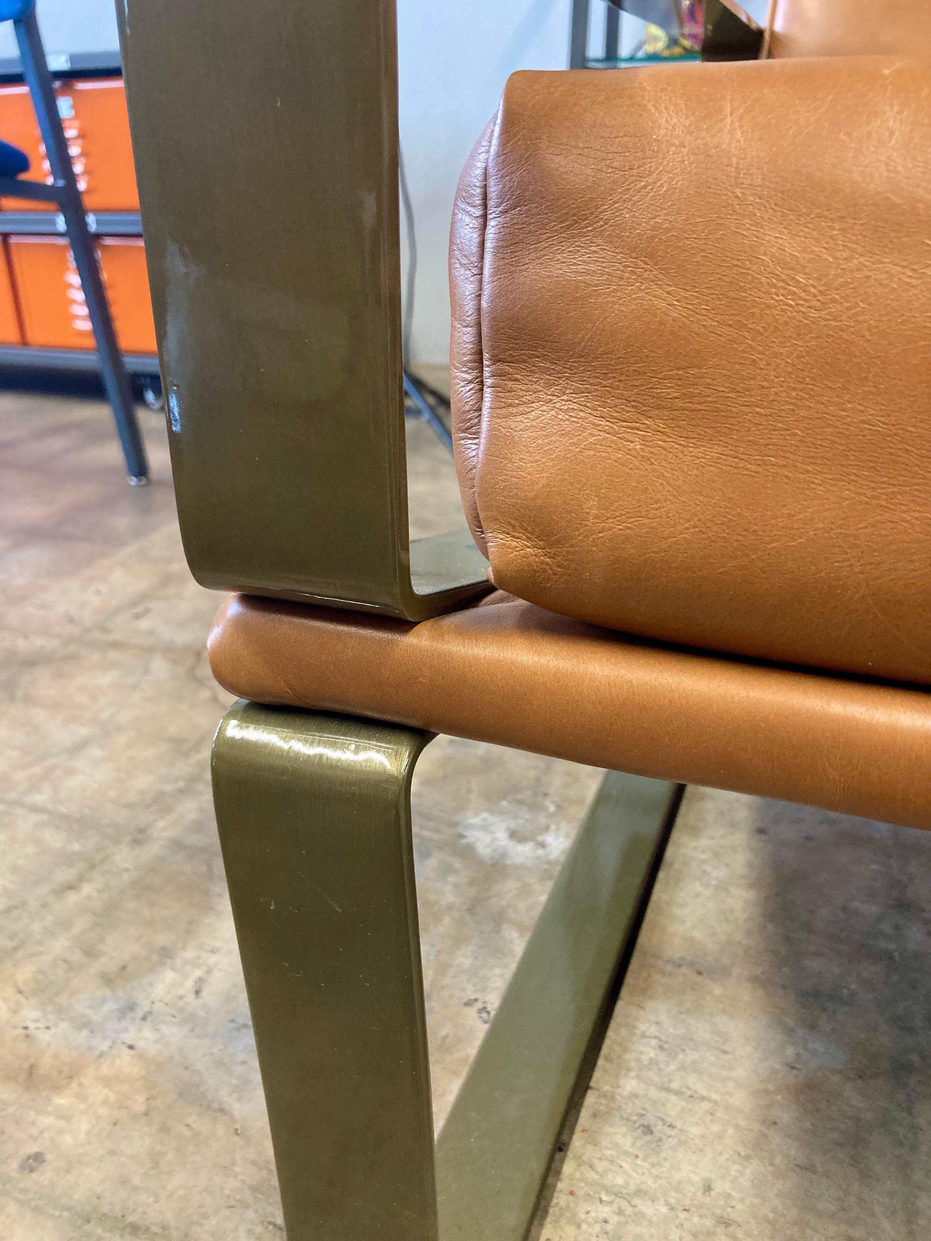 Paire de fauteuils italiens vintage en laiton et cuir en vente 1