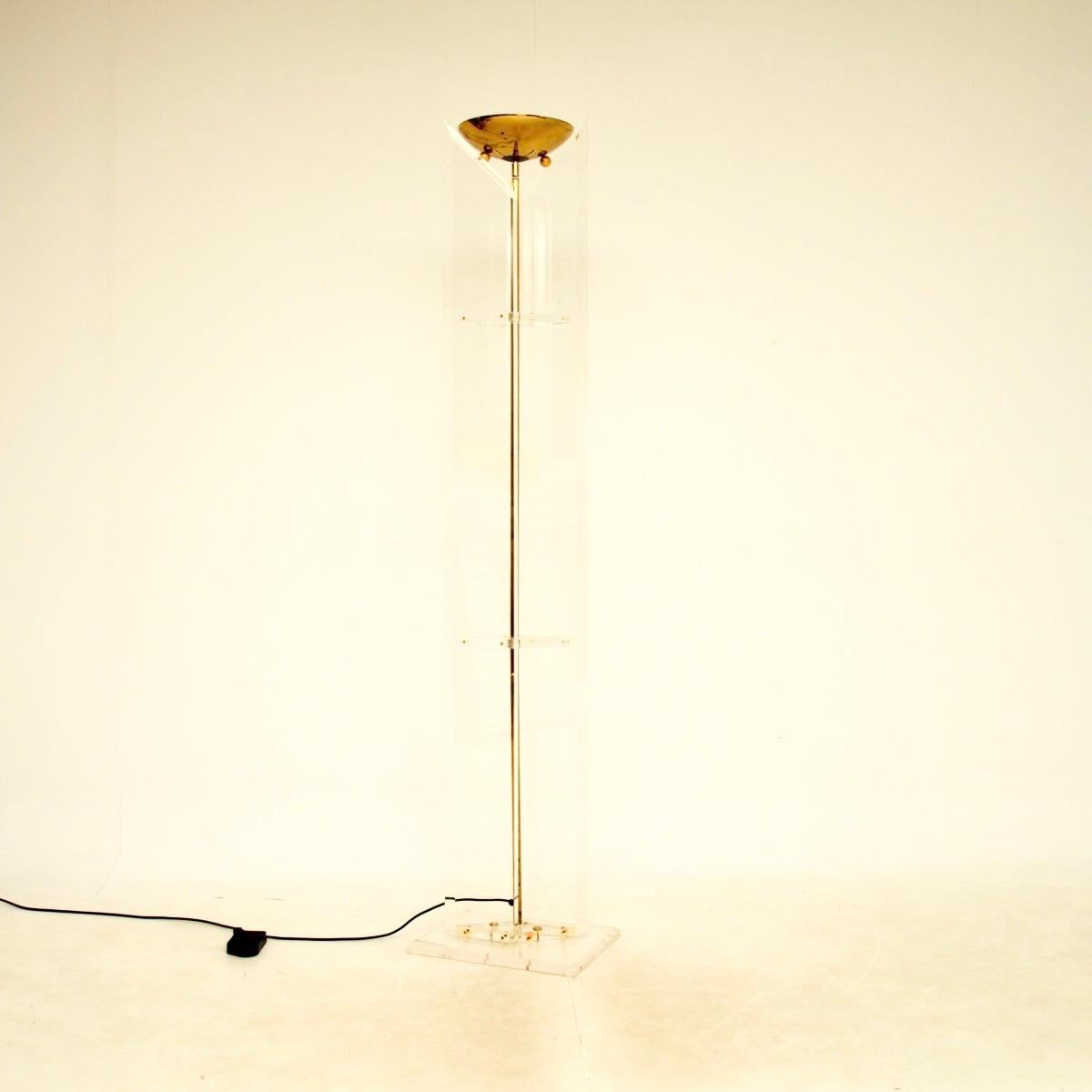 Una lampada da terra vintage in ottone e lucite, estremamente elegante e ben realizzata, risalente agli anni '70.

È di qualità eccezionale e ha un design fantastico. La struttura in lucite ha uno splendido design angolare, tenuto insieme da