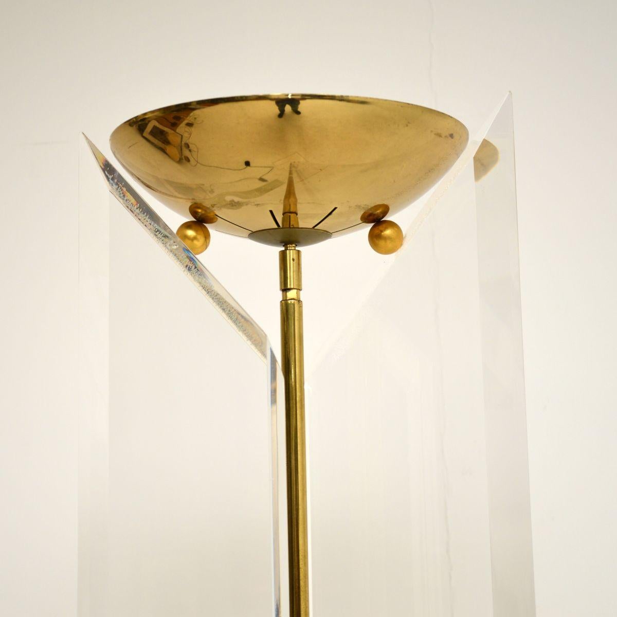 Mid-Century moderno Lampada da terra in ottone e lucite Vintage Italian Lamp in vendita