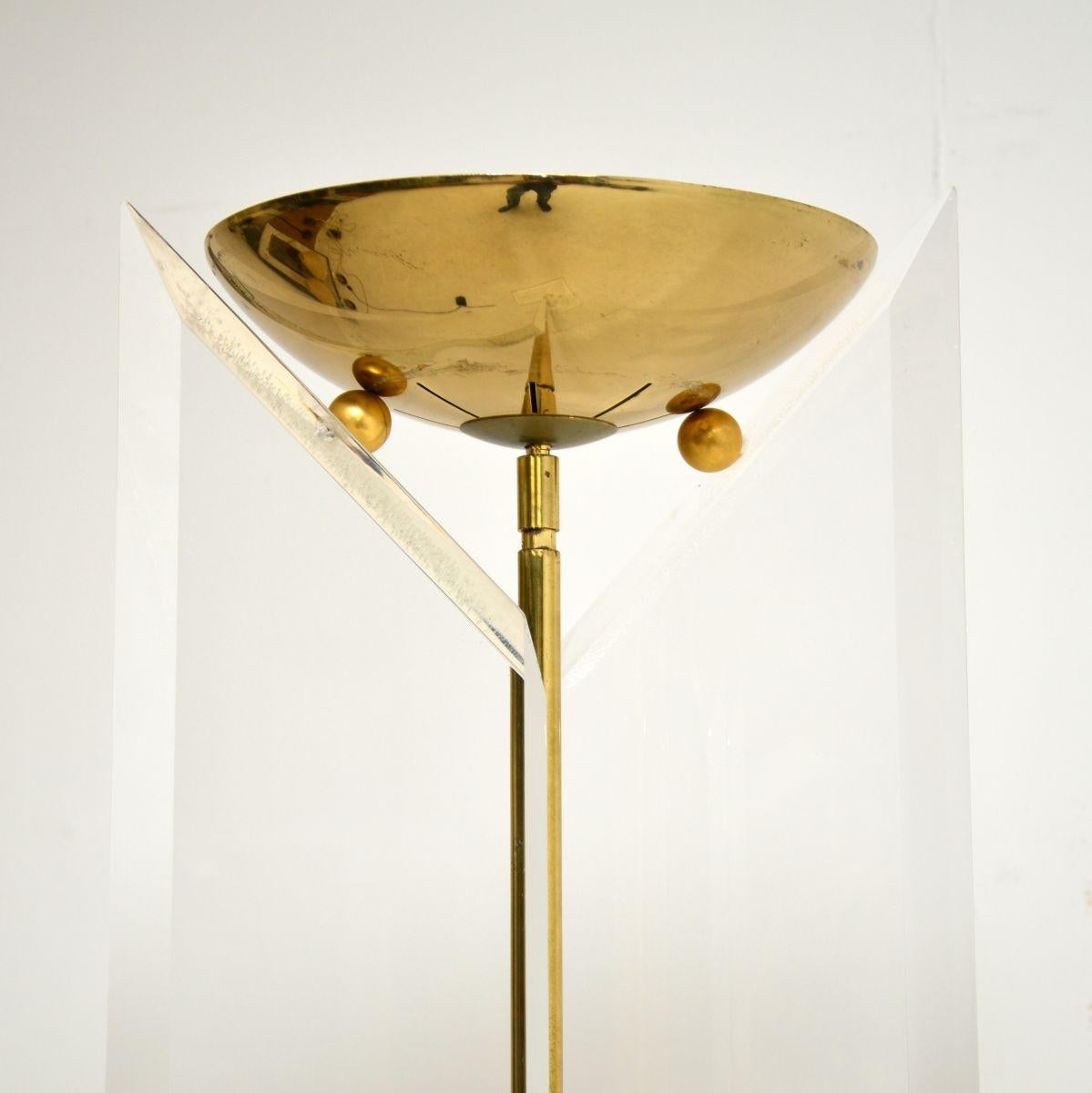 Italiano Lampada da terra in ottone e lucite Vintage Italian Lamp in vendita
