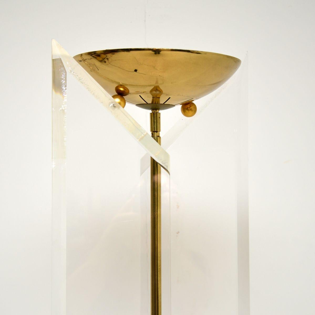 Lampada da terra in ottone e lucite Vintage Italian Lamp In condizioni buone in vendita a London, GB