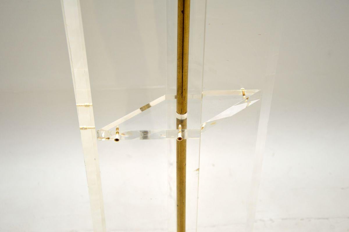 Ottone Lampada da terra in ottone e lucite Vintage Italian Lamp in vendita