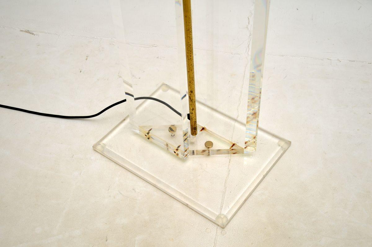 Lampada da terra in ottone e lucite Vintage Italian Lamp in vendita 1