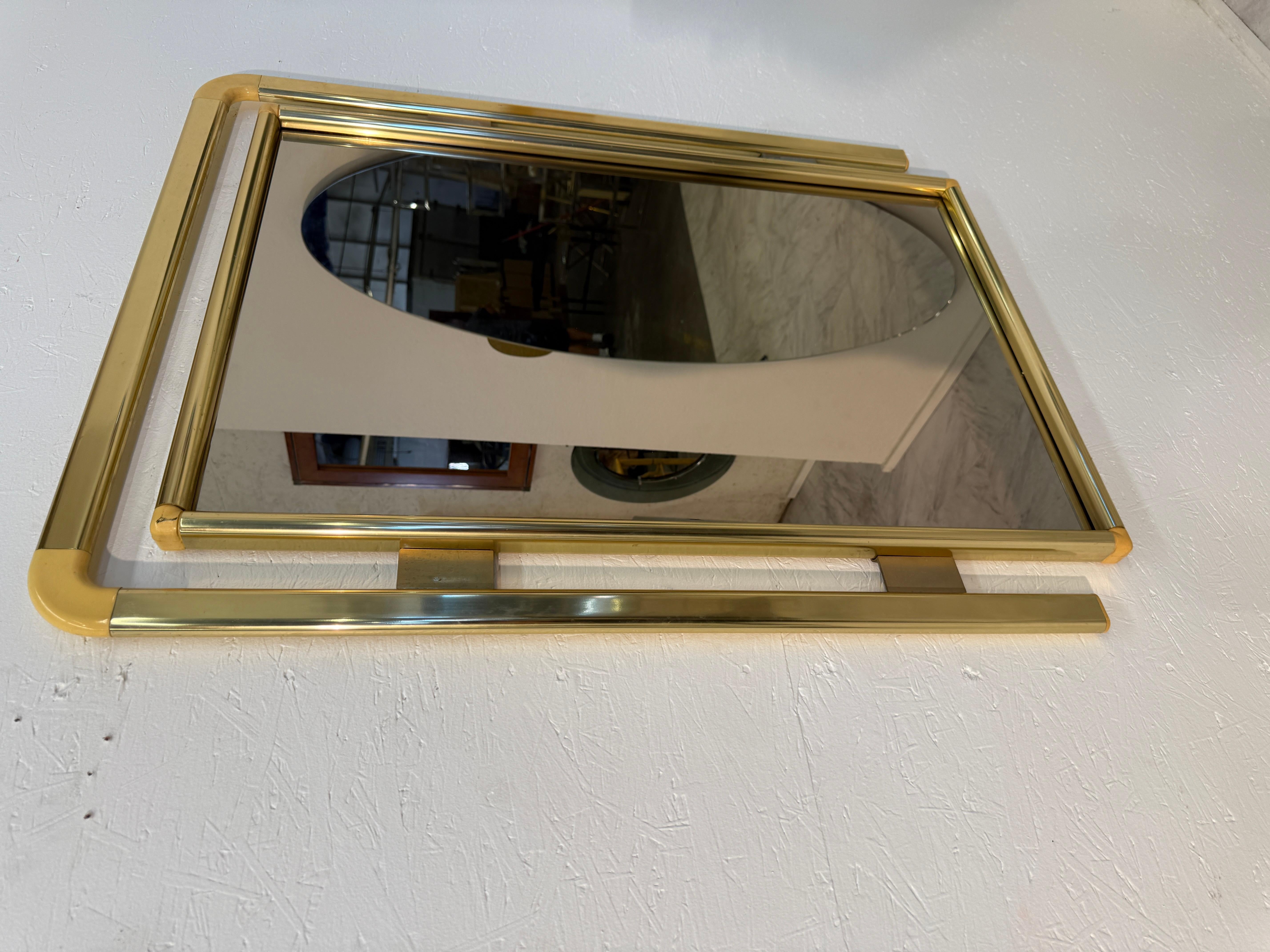 Mid-Century Modern Miroir mural italien vintage en laiton et lucite 1970 en vente