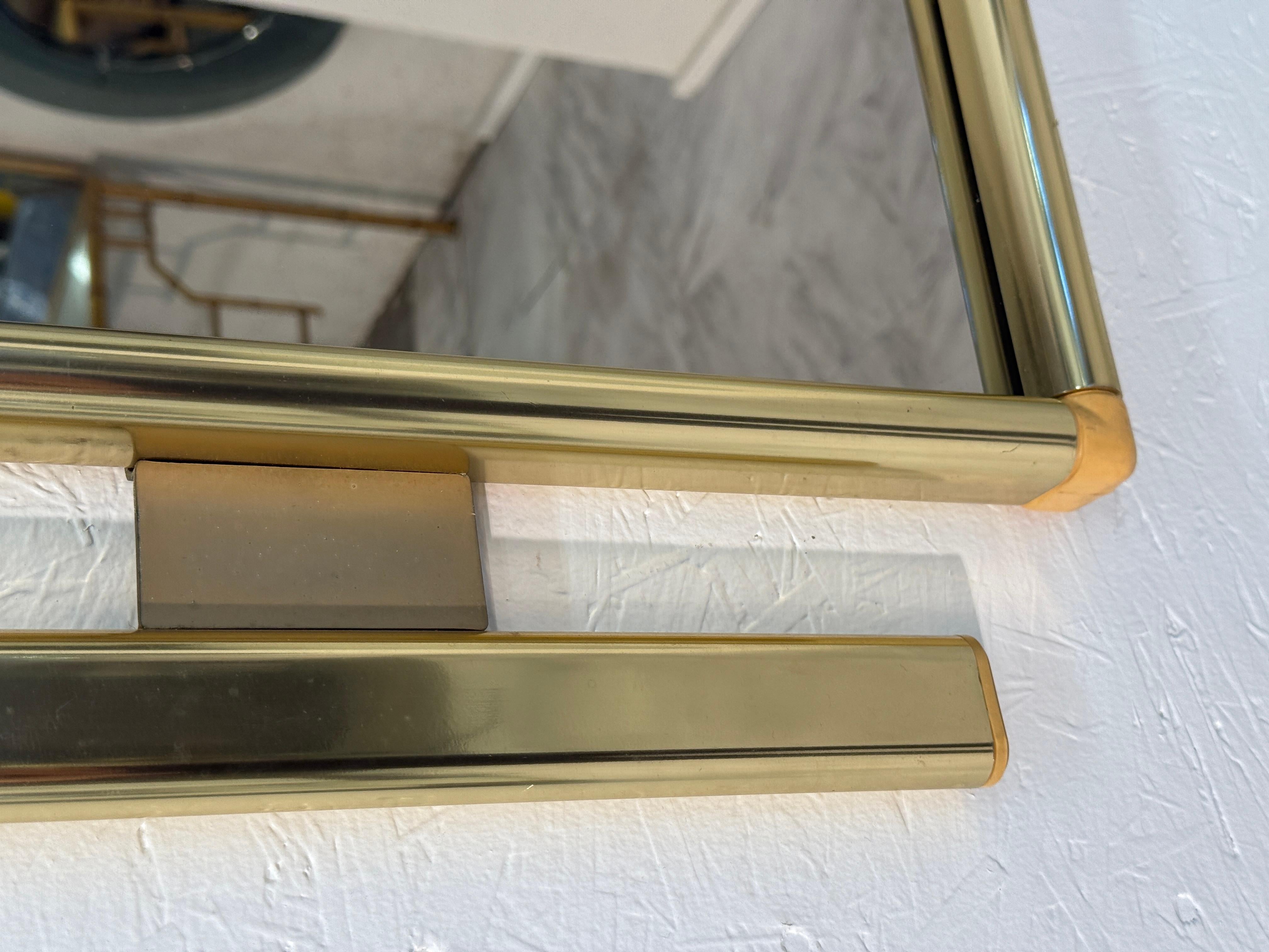 Laiton Miroir mural italien vintage en laiton et lucite 1970 en vente
