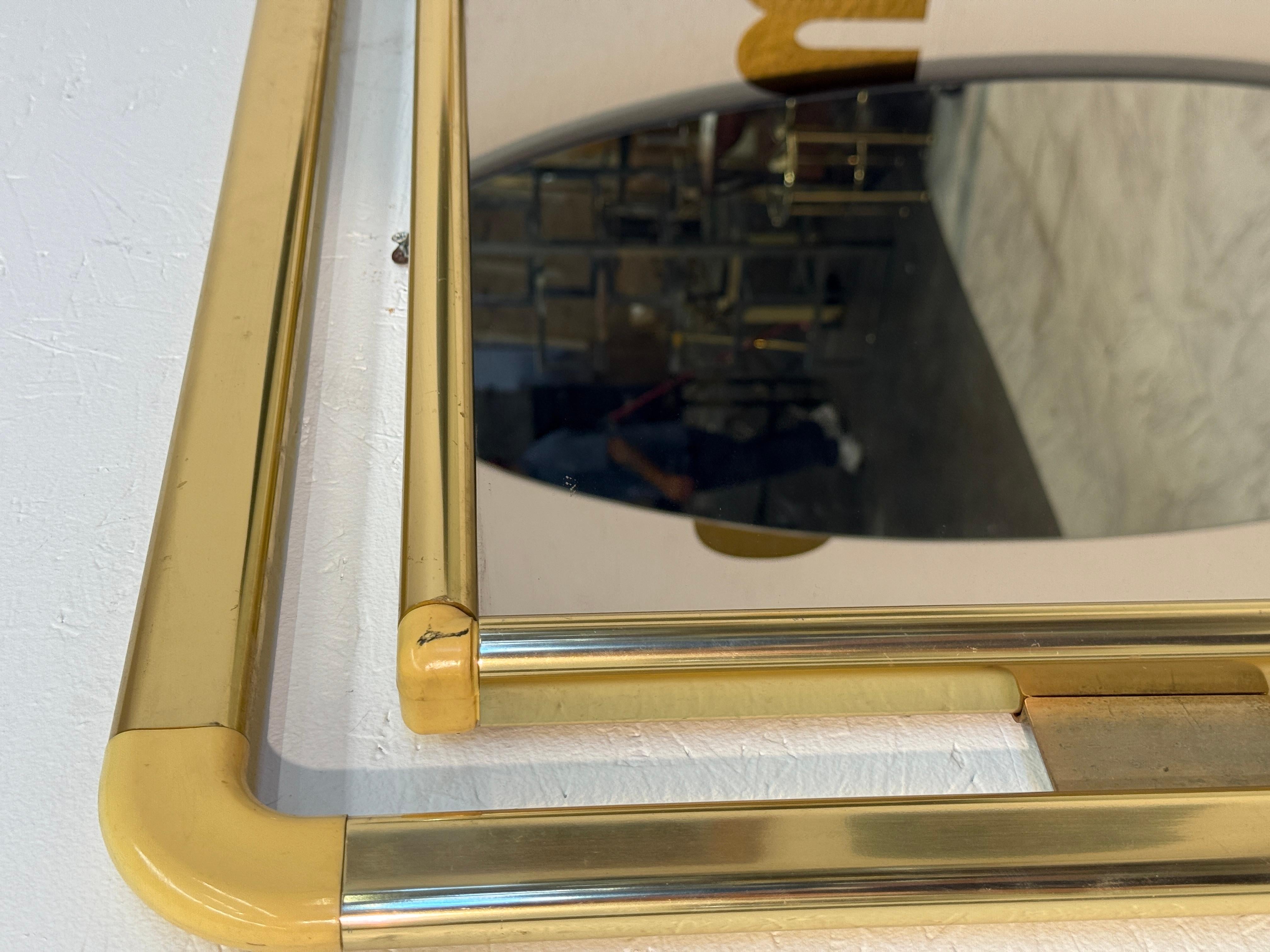 Miroir mural italien vintage en laiton et lucite 1970 en vente 1