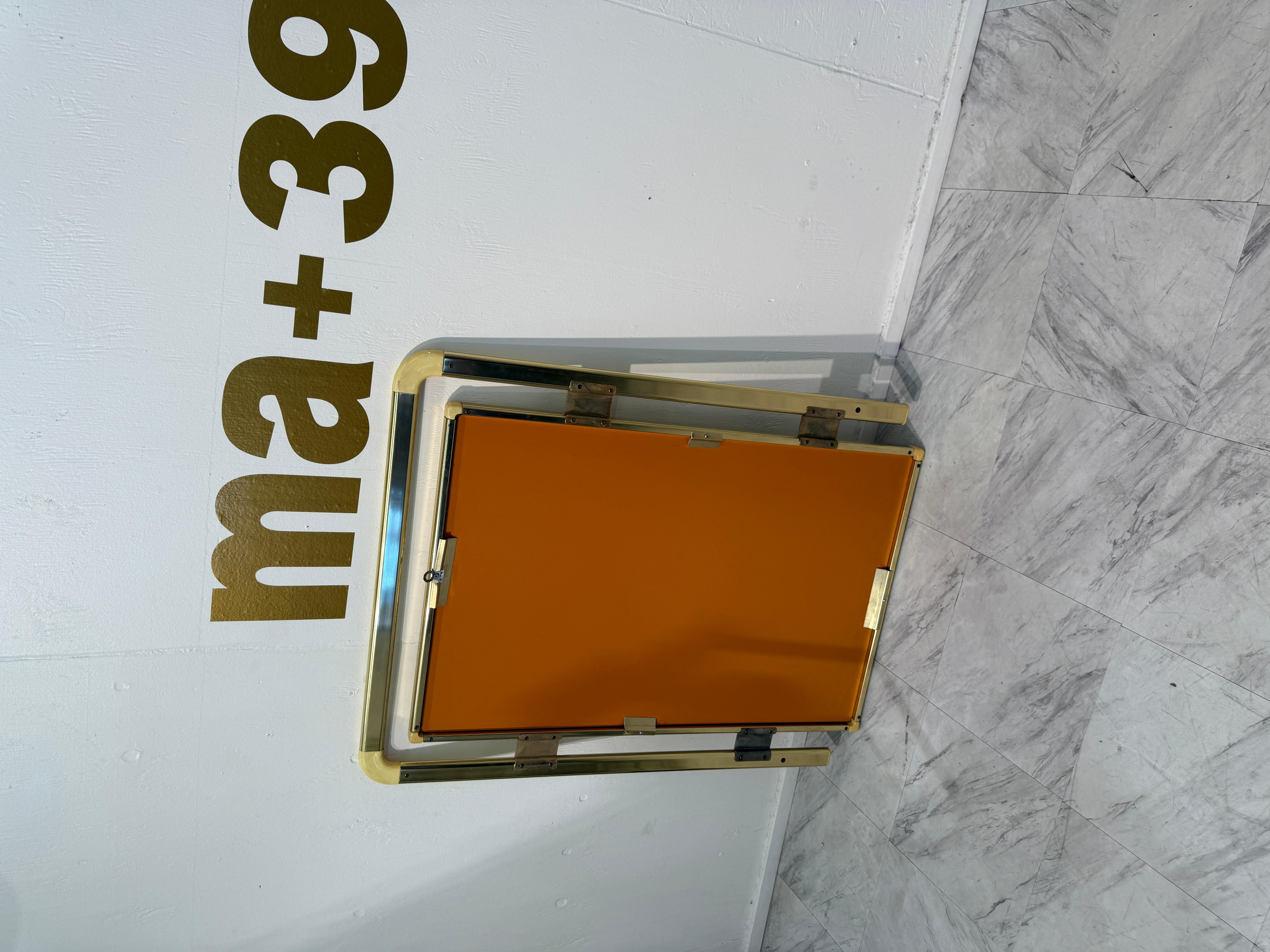 Miroir mural italien vintage en laiton et lucite 1970 en vente 2
