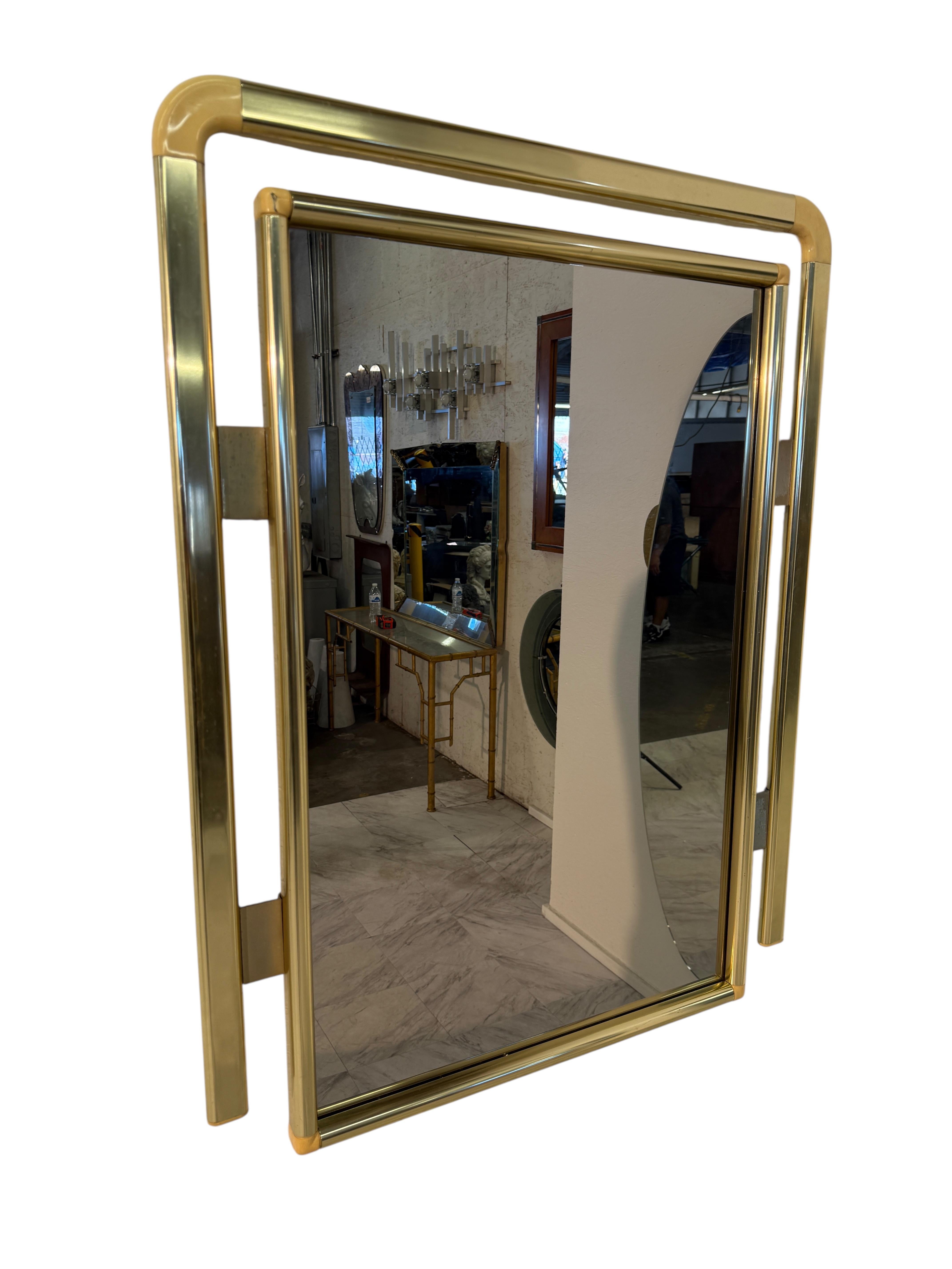 Miroir mural italien vintage en laiton et lucite 1970 en vente 3