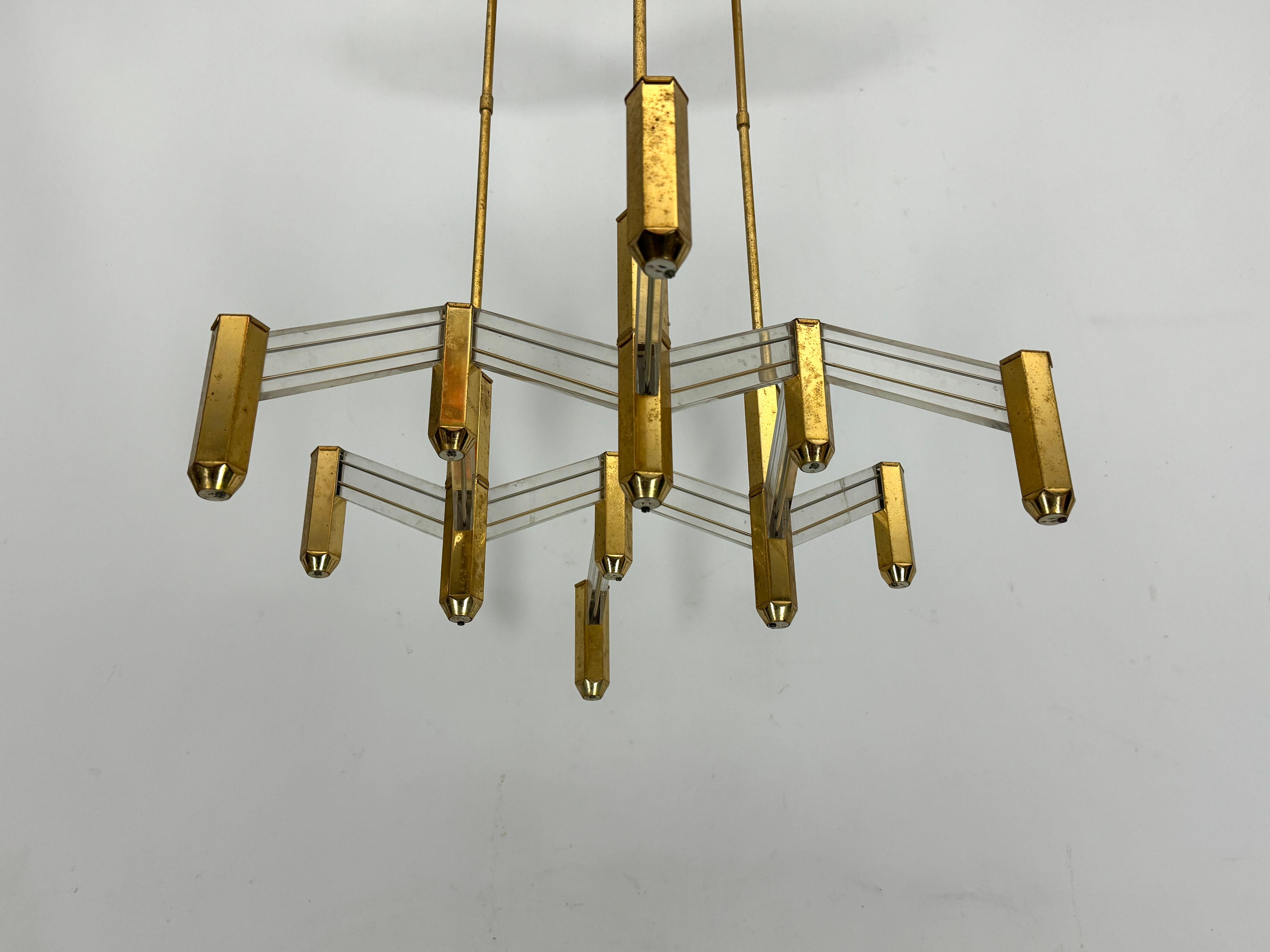 Mid-Century Modern Vintage Italian brass and perspex chandelier by Zeroquattro from 70s For Sale